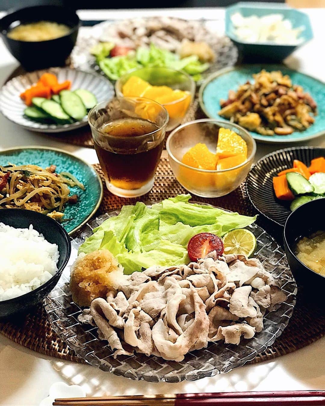 MAOさんのインスタグラム写真 - (MAOInstagram)「. この中だと、スープカレーと鯵のなめろうがヒットでした！ . 写真1は塩分を一切使ってない、むくみ解消レシピですが、完食するのが苦痛すぎるので、多分もう作らないでしょうなぁ。 . #cooking #dinner #homemade #recipes #japanesefood #おうちごはん #晩ごはん #夕飯 #クッキングラム  #献立 #食卓 #豊かな食卓 #料理 #手料理 #食器  #塩分控えめ #塩分制限 #むくみ解消 #鰻 #うな丼#土用の丑の日 #鮭 #スープカレー #冷しゃぶ #なめろう#サムギョプサル #味噌煮込みうどん #豚の角煮 #アラビア #伊万里焼」8月6日 21時42分 - mao_1206
