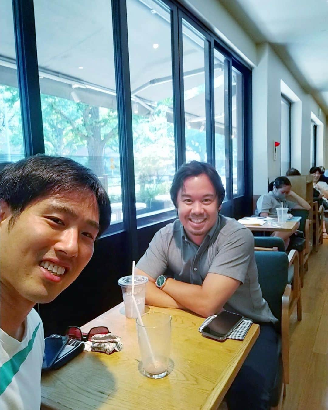 鈴木雅仁のインスタグラム：「5年ぶりの再会。 @takmihara51  🇺🇸海外挑戦・留学のサポートで大活躍中！  2013年FB優勝シカゴ、LA旅行のアテンドしてくれてから、トライアウト失敗の時に泊めてくれたり。 2015年🇨🇳DR時代の研修旅行後にNYCで泊めてもらったり、研磨機買うの手配してくれたり。  29歳の時。 2013年5月27日 LAのサンタモニカで夜な夜な熱い話しをした事を今でも昨日の事のように覚えています。  スポーツと教育。  ５年ぶりだったけど、そんなに経ってたんだね！ 身近に感じるのはSNSのおかげ。  出会いは財産。 シャワーヘッド壊してごめんなさい。 ピザ屋でカメラ紛失すみません。  想いを形にしていけるように、勉強がんばります。  #アイスホッケー #アイスクロス #アイスホッケー留学 #アメリカ留学 #なんだかんだで1番行ってるのはNY #想いを形に」