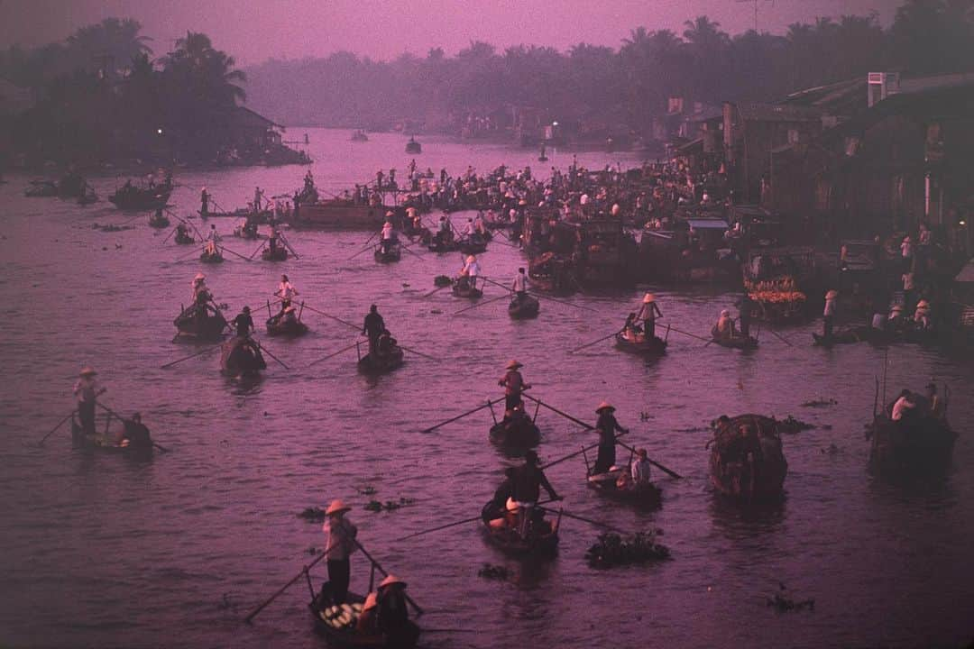 Michael Yamashitaさんのインスタグラム写真 - (Michael YamashitaInstagram)「A sunrise and sunset in Vietnam’s Mekong Delta — Canals are the major thoroughfares through the densely populated Delta, with boats of all sizes coming to market in the morning and going home at last light. #mekongdelta #mekong #mekongriverdelta」8月6日 21時43分 - yamashitaphoto