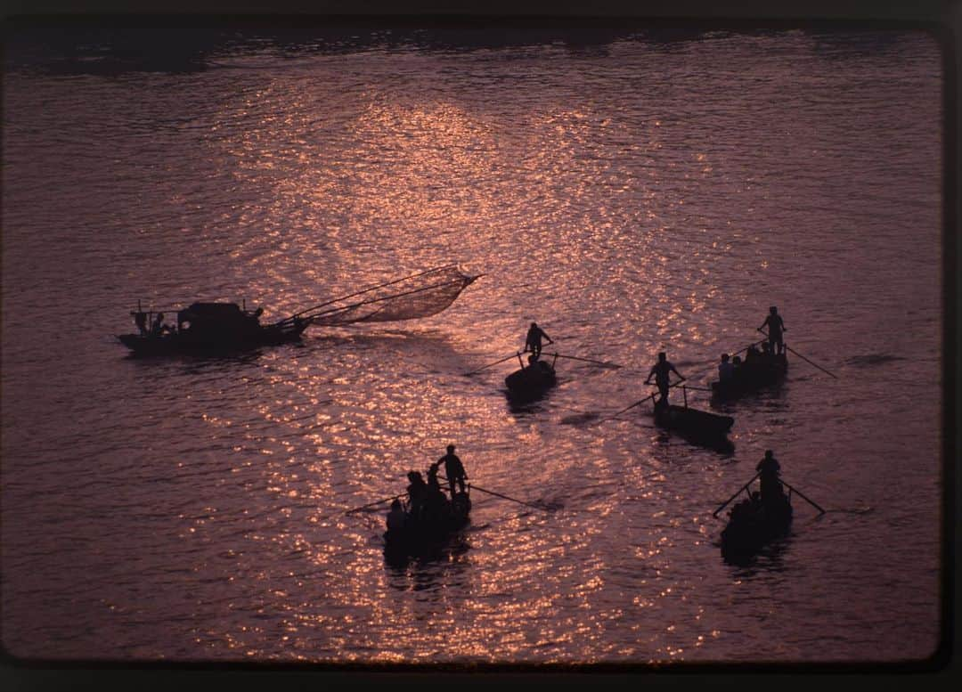 Michael Yamashitaさんのインスタグラム写真 - (Michael YamashitaInstagram)「A sunrise and sunset in Vietnam’s Mekong Delta — Canals are the major thoroughfares through the densely populated Delta, with boats of all sizes coming to market in the morning and going home at last light. #mekongdelta #mekong #mekongriverdelta」8月6日 21時43分 - yamashitaphoto