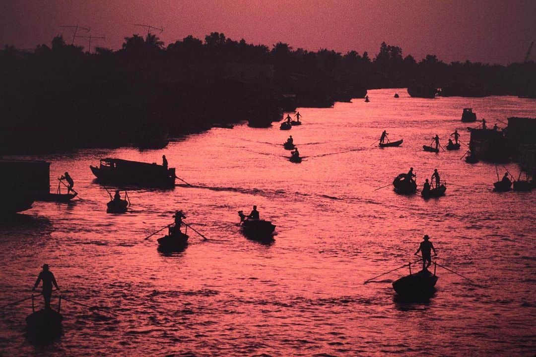 Michael Yamashitaさんのインスタグラム写真 - (Michael YamashitaInstagram)「A sunrise and sunset in Vietnam’s Mekong Delta — Canals are the major thoroughfares through the densely populated Delta, with boats of all sizes coming to market in the morning and going home at last light. #mekongdelta #mekong #mekongriverdelta」8月6日 21時43分 - yamashitaphoto