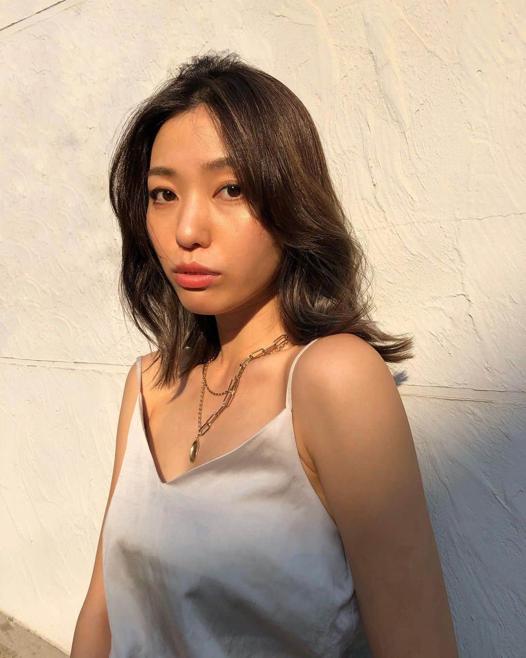 岩崎志保のインスタグラム：「💇🏻‍♀️ 暑すぎてキャミソールしか着れませんTシャツも無理」