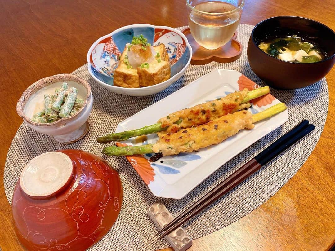 平有紀子のインスタグラム：「○アスパラつくね ○厚揚げ焼き ○インゲンのおかかマヨ和え ○豆腐とワカメと卵のおすまし . 最近白米が美味しくてもりもり食べてしまう🍚😋 . . #晩ごはん #晩ごはん記録 #お家ごはん #くっきんぐらむ #古谷製陶所 #古谷浩一 さん #九谷青窯 #横井佳乃 さん #松本伴宏 さん #信楽焼 #有田焼 #九谷焼 #chilewich #ランチョンマット」