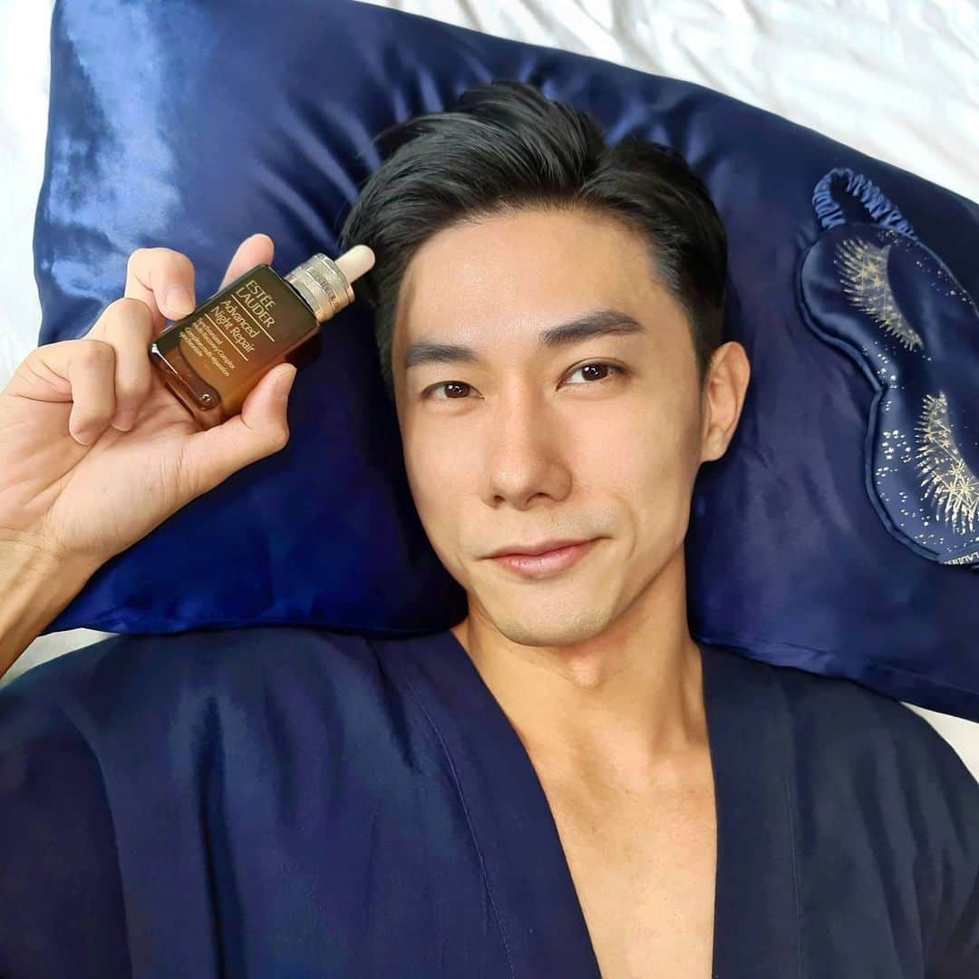 のインスタグラム：「How would you like to wake up in the morning? I enjoy waking up with a fresh and recharged face! 🥰  Maintaining healthy and glowing skin can be effortless if you have the perfect skincare companion. Simply practise good sleep hygiene and a smart skincare routine! I personally prefer to let my skin repair and recover as I'm sleeping, thus I've been using Estee Lauder Advanced Night Repair for almost 2 years now. It only gets better!  I'm loving how the NEW Advanced Night Repair Synchronised Multiple-Recovery Complex works for me with clear visible results - It will assist in fast repair with firmness, line reduction, radiance and pore reduction.  Shop online now at https://bit.ly/desmondlovesanr 📍  Take care of your skin and take charge of your skin's future now.  @EsteeLauder_SG  #EsteeLauderSG #ILOVEANR #AdvancedNightRepair #SkinNatureVSNurture #GenerationANR」
