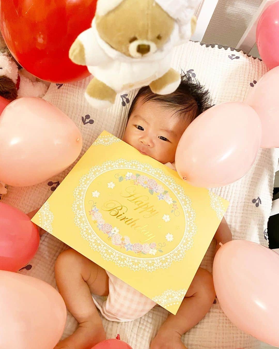 のインスタグラム：「✨👶🏻👨🎉✨ . 今日は私の誕生日でした🎂💕 👶🏻君が生まれてから1日1日が本当にあっと言う間で…。 気づけば誕生日当日を迎えていました😳！！笑 . ただでさえ仕事も大忙しなのに、 家事に育児に積極的に手伝ってくれている主人。 いつの間に考えて準備してくれていたのでしょう😭✨ 👶🏻と👨から最高のお誕生日のお祝いをして頂きました🥺❤️ . まだまだいっぱいいっぱいのママ&嫁ですが、2人の為にこれからも精一杯頑張ろう❣️✨ と、更に決心した日。 そして愛情いっぱい降り注いで、 ここまで育ててくれた家族に対して改めて感謝の気持ちが強まった日。でした😌💓 . . #誕生日 #mybirthday #6月生まれベビー #2020ベビー #令和2年ベビー #男の子ママ #新米ママ #生後1ヶ月 #生後1ヶ月ベビー #成長記録 #育児記録 #親バカ部 #新米ママと繋がりたい #新米ママさんと繋がりたい #ママライフ #アレルギー #食物アレルギー #大人の食物アレルギー #アレルギーナビゲーター」