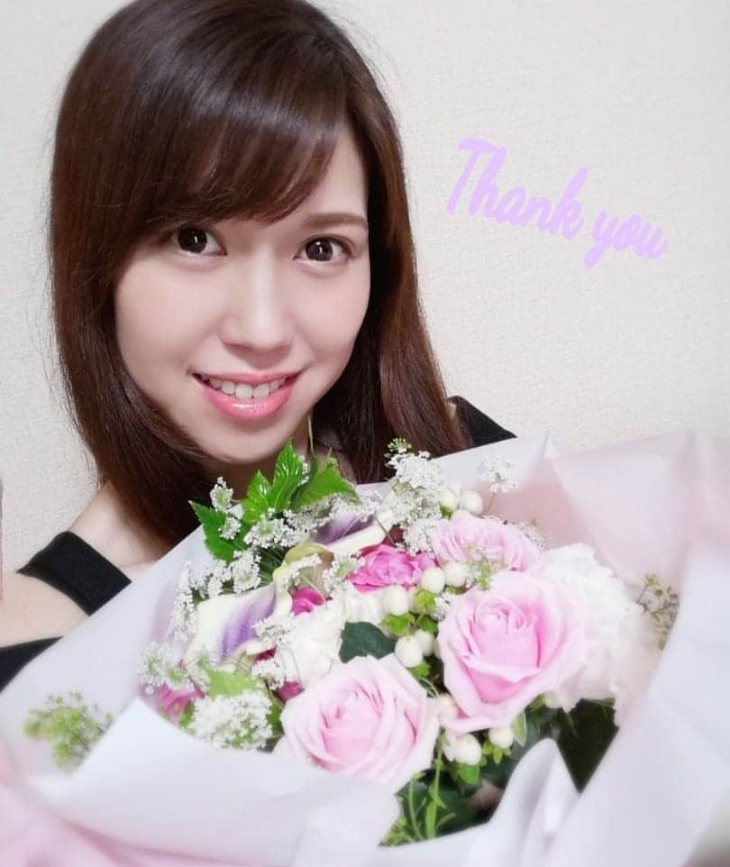 のインスタグラム：「今日も暑かったですね🧸🏵️🧸🏵️ · flower癒しです💐ありがとうございます💐 · 🧸花瓶に飾ったらポケモンの「フシギバナ」のような色合いに💐可愛い🧸 · · · · #瀬戸マドカ #フシギバナ #花束 #りらっくま #リラックマ #花瓶 #マグ #ポケモン #色彩 #pokemon #fushigibana #flower #flowerstagram #japanesegirl #japan_of_insta」