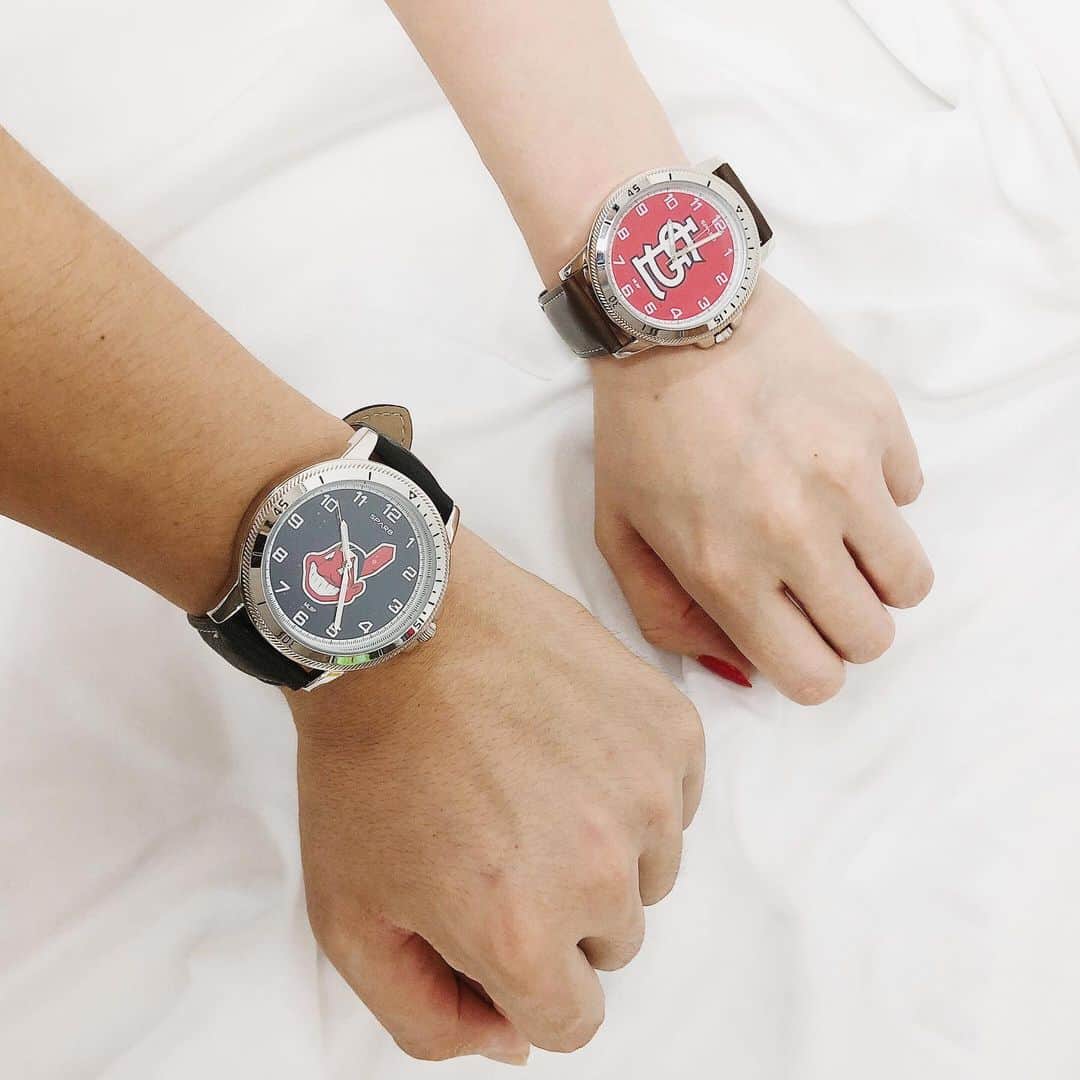 セレクションスタッフさんのインスタグラム写真 - (セレクションスタッフInstagram)「.﻿ 　　　　　　　　　New item💙💙💙﻿ 　　　　　　﻿ MLB Watch⌚️が新登場です！！ユニセックスタイプでシーン問わず使えるシンプルで高級感溢れるアイテムです。﻿ ﻿ ベルト部分は高級感、大人のおしゃれを添えてくれるレザー調となっております！﻿ ﻿ 私もつけてみましたが、サイズも調整できて女性でも違和感なくつけれました🤗﻿ 税込¥11,000(税込)です💓数量限定となります🥺﻿ ﻿ ﻿ #mlb #mlb好き #mlb好き集まれ🇺🇸 #腕時計 #時計好きな人と繋がりたい #時計 #腕時計くら部 #losangelesdodgers #ドジャース #ワフー酋長 #chicagocubs #カブス #シカゴカブス #フィリーズ #philadelphiaphillies #phillipines #pittsburghpirates #パイレーツ #clevelandindians #indians #インディアンス #クリーブランドインディアンス #セントルイスカージナルス #カージナルス #stlouiscardinals #cardinals #セレクション新宿 #セレクション大阪 #スポーツコーデ #スポーツコーデ #スポーツミックス」8月6日 21時51分 - selection_headoffice