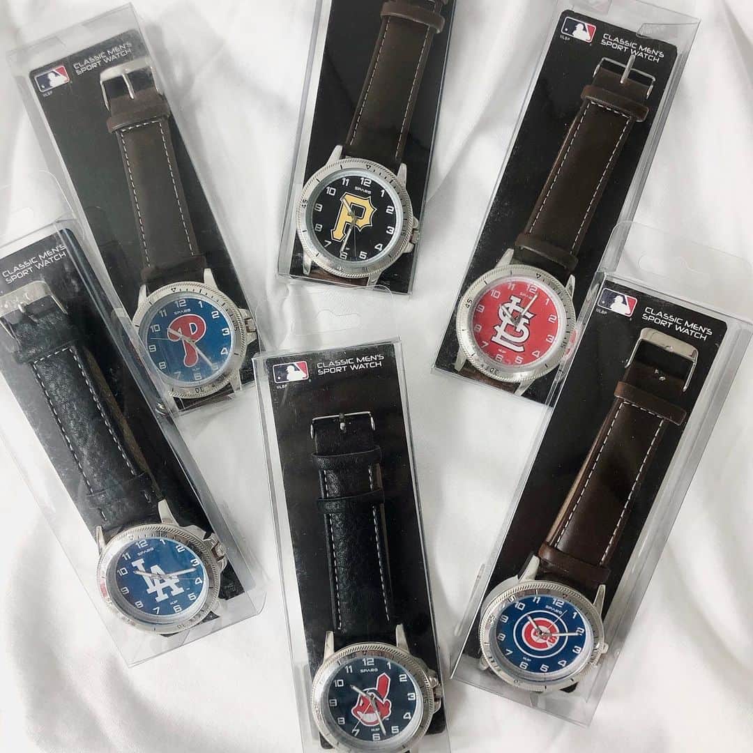 セレクションスタッフさんのインスタグラム写真 - (セレクションスタッフInstagram)「.﻿ 　　　　　　　　　New item💙💙💙﻿ 　　　　　　﻿ MLB Watch⌚️が新登場です！！ユニセックスタイプでシーン問わず使えるシンプルで高級感溢れるアイテムです。﻿ ﻿ ベルト部分は高級感、大人のおしゃれを添えてくれるレザー調となっております！﻿ ﻿ 私もつけてみましたが、サイズも調整できて女性でも違和感なくつけれました🤗﻿ 税込¥11,000(税込)です💓数量限定となります🥺﻿ ﻿ ﻿ #mlb #mlb好き #mlb好き集まれ🇺🇸 #腕時計 #時計好きな人と繋がりたい #時計 #腕時計くら部 #losangelesdodgers #ドジャース #ワフー酋長 #chicagocubs #カブス #シカゴカブス #フィリーズ #philadelphiaphillies #phillipines #pittsburghpirates #パイレーツ #clevelandindians #indians #インディアンス #クリーブランドインディアンス #セントルイスカージナルス #カージナルス #stlouiscardinals #cardinals #セレクション新宿 #セレクション大阪 #スポーツコーデ #スポーツコーデ #スポーツミックス」8月6日 21時51分 - selection_headoffice