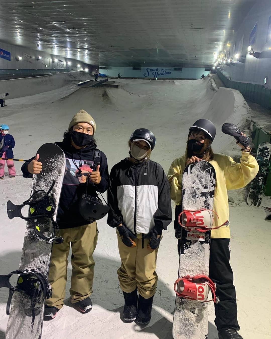 広野あさみさんのインスタグラム写真 - (広野あさみInstagram)「スノーヴァ羽島　@snovahashima   @hywod_kj 圭司さんと クロスの練習しました✨ タイム計ったり、競走したり楽しかったです✨✨  @takatotaniguchi タカトさんに アドバイスもらったり、 @riderworks17 の若い選手の滑り見れて刺激的でした✨  海外遠征に行けない中で、日本でもこの真夏に雪の上を滑ることが出来て嬉しいです。 とても練習になりました！  上手い人たちの滑りも近くで見れて、初級者用のアイテムやコースもあり誰でも楽しめます💫 平日空いているのでオススメです^_^  #スノーヴァ羽島」8月6日 22時02分 - asamihirono