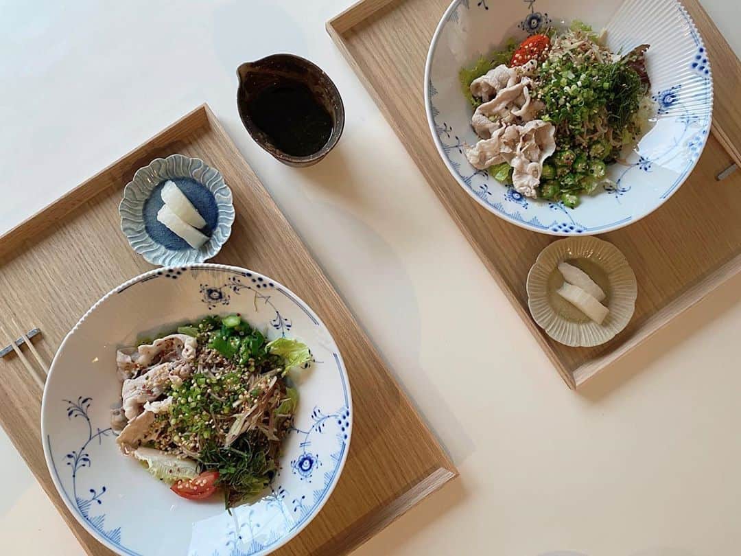 Risako Yamamotoさんのインスタグラム写真 - (Risako YamamotoInstagram)「おうちダイエットメニュー🥢 十割蕎麦の蕎麦サラダ ・ ・ サニーレタスを敷き、十割蕎麦の上に冷しゃぶ、お薬味をたっぷり乗せて🍃🍅 ・ ドレッシングはそばつゆにオリーブオイル、千鳥酢、胡椒とすりおろし玉ねぎを混ぜて美味しく出来ました♡ ・ ・ 大好きなべったら漬けもぽりぽり😋 #wacchiskitchen #グルテンフリー #glutenfree #healthylifestyle #healthyfood #わっちのサラダ」8月6日 22時02分 - risako_yamamoto