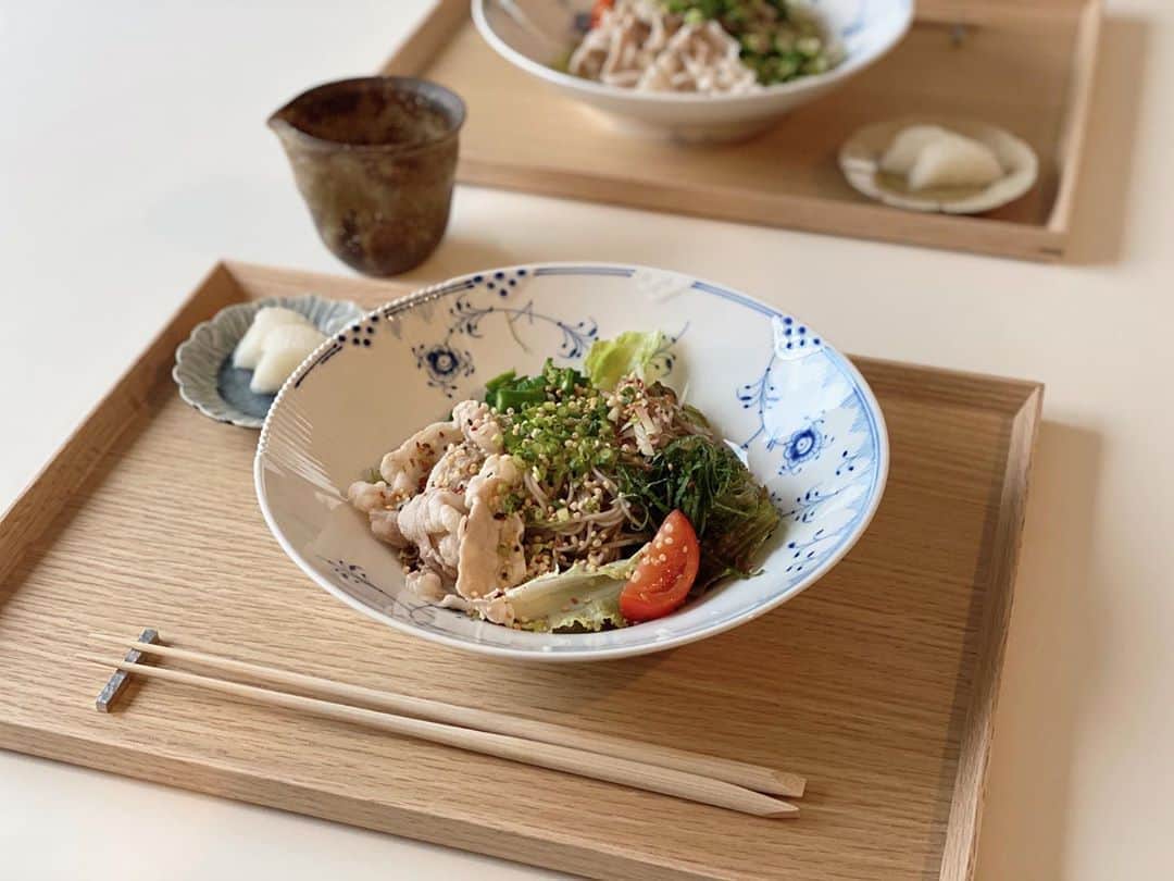のインスタグラム：「おうちダイエットメニュー🥢 十割蕎麦の蕎麦サラダ ・ ・ サニーレタスを敷き、十割蕎麦の上に冷しゃぶ、お薬味をたっぷり乗せて🍃🍅 ・ ドレッシングはそばつゆにオリーブオイル、千鳥酢、胡椒とすりおろし玉ねぎを混ぜて美味しく出来ました♡ ・ ・ 大好きなべったら漬けもぽりぽり😋 #wacchiskitchen #グルテンフリー #glutenfree #healthylifestyle #healthyfood #わっちのサラダ」