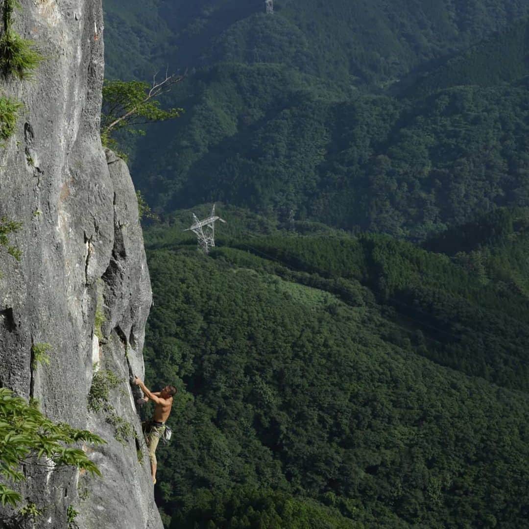 平山ユージさんのインスタグラム写真 - (平山ユージInstagram)「30年の時を越え、再び動き出した二子山西岳。  Futakoyama Nishidake has begun to move again after 30 years.  #Repost @maechan82kgclimber ・・・ この時期に近場の二子で登れる喜び。 暑いけど楽しめる。 公開後は賑わいそうだな～  Good climbing for local area at Mt.Futago  @yuji_hirayama_stonerider   #climbing #climber #ogano #climbingparadiseogano #oganoclimbingassociation #localclimber #northface #beal #laspoltiva #muscle #workout #oganoicc canon5dmark3 #クライミング #クライマー #クライミングパラダイス小鹿野 #小鹿野クライミング委員会 #ローカルクライマー #ノースフェース #ベアール #スポルティバ #筋肉 #筋トレ #オガノイック #二子山 #本峰下部 #西岳 #小鹿野町 #キャノン5D」8月6日 22時02分 - yuji_hirayama_stonerider