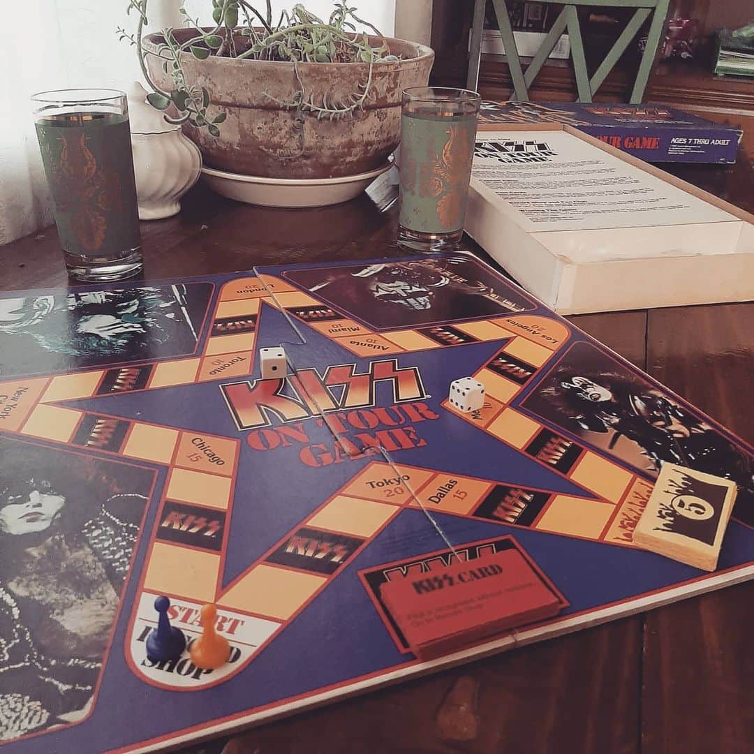 KISSさんのインスタグラム写真 - (KISSInstagram)「Staying busy with #KISS! Scotty Monk played the KISS On Tour game to pass time during quarantine. #KISSARMYROCKS!  Have you ever played the game?」8月6日 21時54分 - kissonline