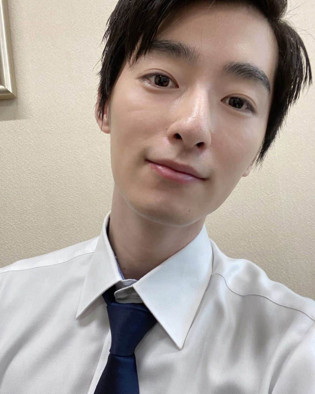加藤大貴のインスタグラム：「今まではスーツを着る機会が少なかったので、 これからは増えるといいな〜と思っています🕴  #未解決の女 #テレビ朝日」