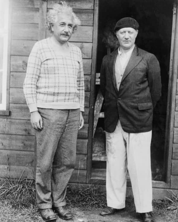 アルベルト・アインシュタインさんのインスタグラム写真 - (アルベルト・アインシュタインInstagram)「#ThrowbackThursday: Albert Einstein with famous sculptor Jacob Epstein at a country retreat near Cromer, England. Epstein created a bust of Einstein in 1933.」8月6日 21時56分 - alberteinstein