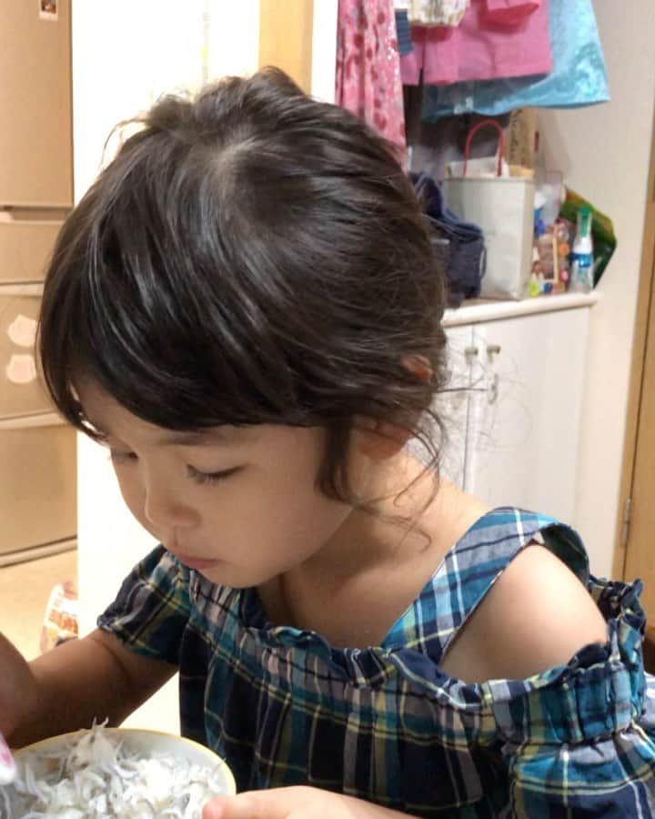 川島章良のインスタグラム：「. . . きあちゃんがきっぺい君に言葉を教えてあげるって言って教えてあげてた  けどなんか惜しい  ごはんっておしえたかったのに 『ごはんよ』って女の子になってる  よは女の子だね。ニホンゴムズカシイ  でもなんで毎回髪あげてるんだろう？  かわええ  #かわええ #きあちゃん #娘 #言葉 #親バカ部」
