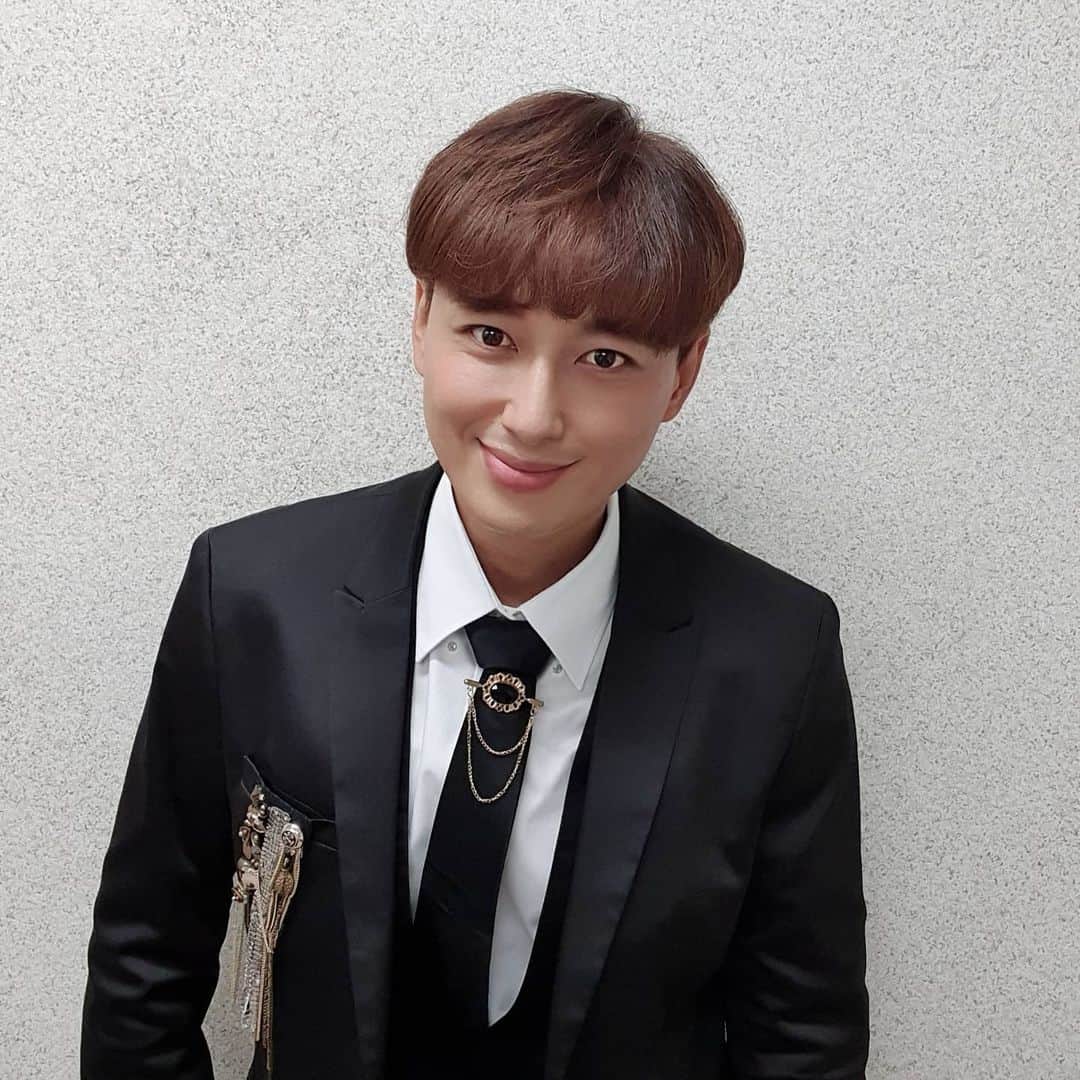 イ・ジフンさんのインスタグラム写真 - (イ・ジフンInstagram)「파마머리 펴봤어요😅 . . 내일 드뎌 첫공이네요  비가 마니 내릴 예정이라니 조금 서둘러얄듯해요 빗길 조심해서 오시구..사고없이 공연장에서만나요 . #썸씽로튼#닉바텀#이지훈#충무아트센터대극장」8月6日 21時59分 - _leejeehoon