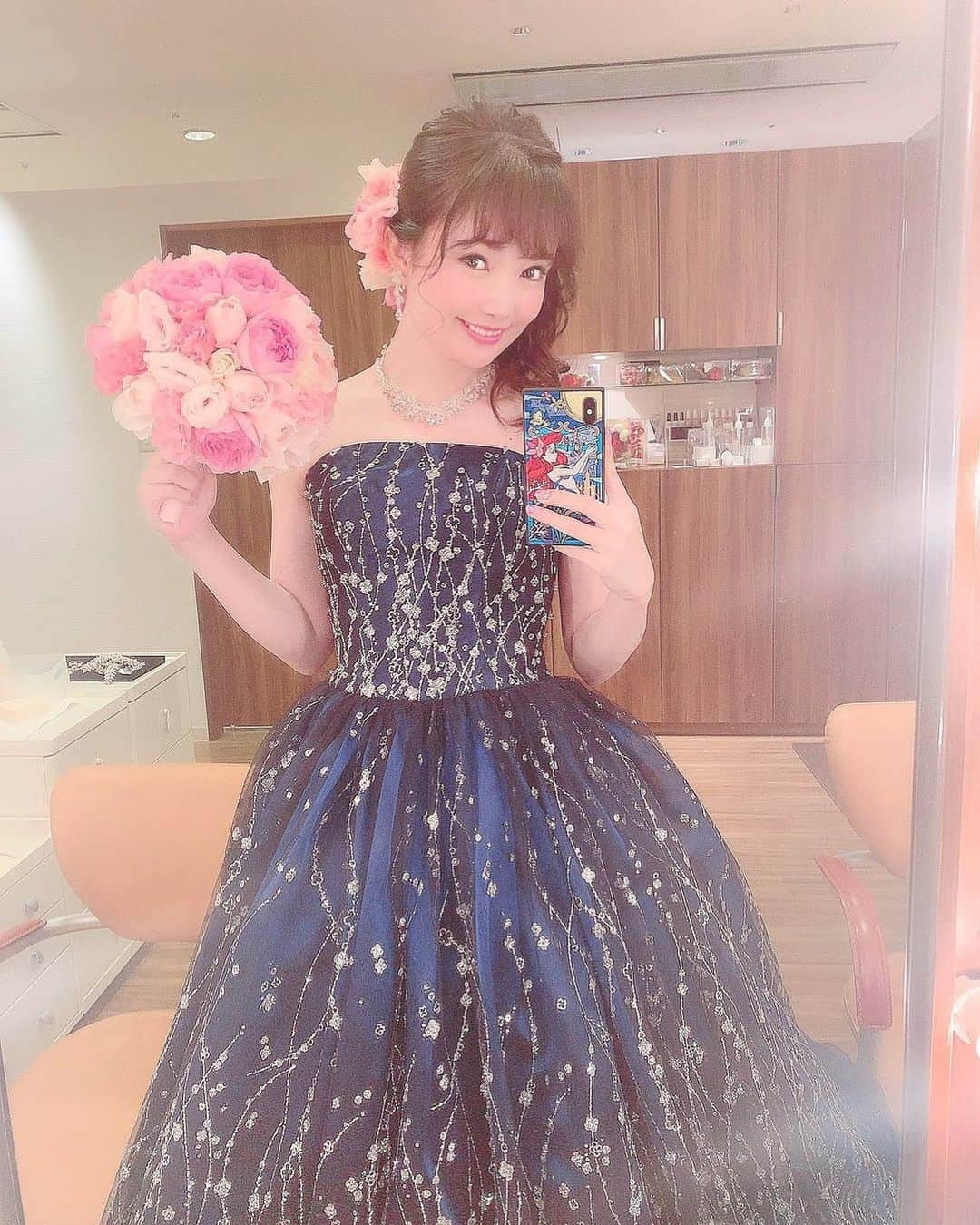 浅井麻里さんのインスタグラム写真 - (浅井麻里Instagram)「👗⭐️﻿ ﻿ 夜空みたいなネイビーのキラキラドレス💙﻿ ﻿ ウェディングモデルで﻿ いろんなカラードレス着させてもらってるけど﻿ ネイビーはすごく新鮮だったなぁ✨☺️﻿ ﻿ 大人っぽさあって素敵💕﻿ ﻿ ﻿ #ウェディングモデル#ブライダルモデル#カラードレス#Dressy花嫁#プラコレ#wedding#wedding_mari」8月6日 21時59分 - mari_asai_625