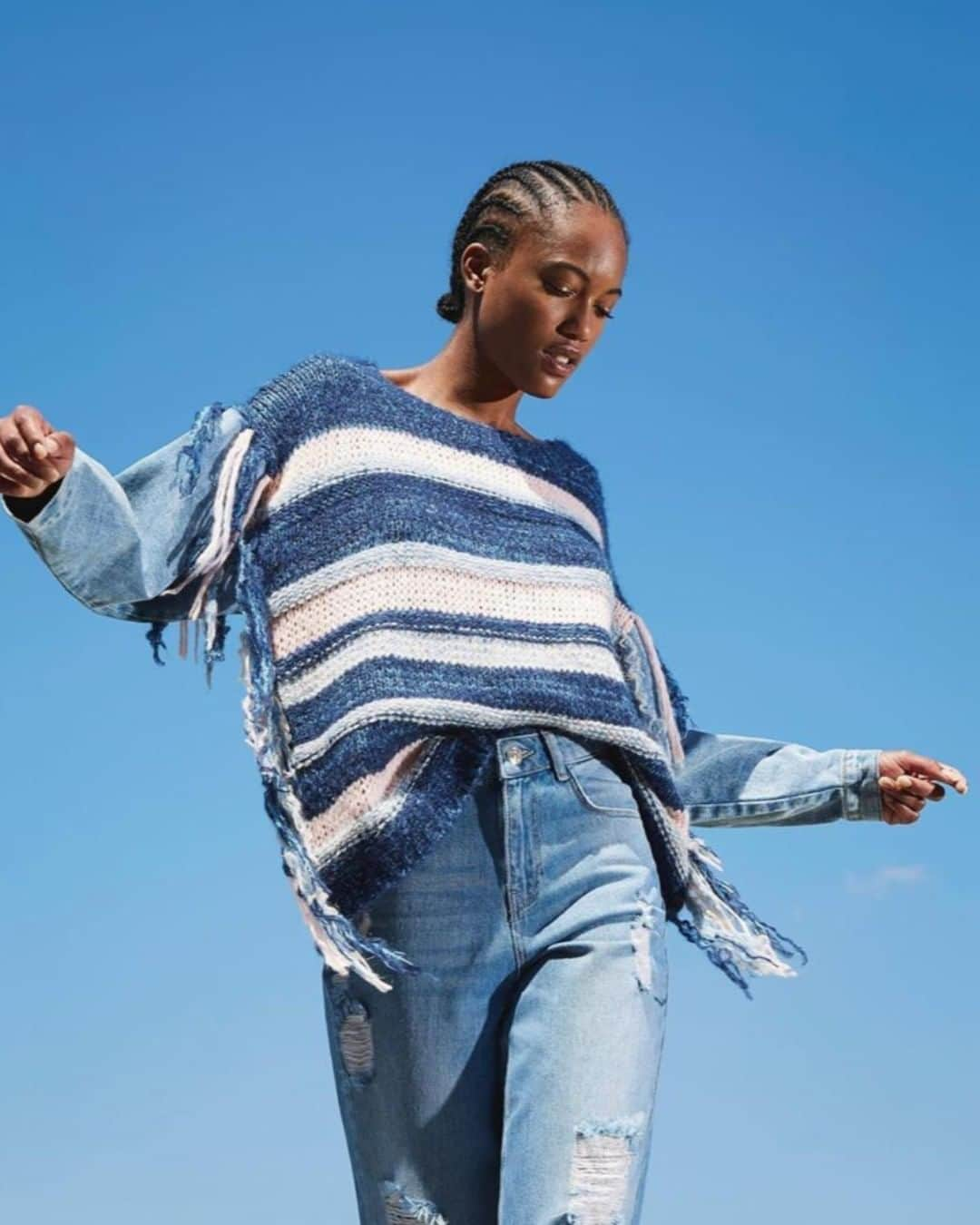 ツインセットさんのインスタグラム写真 - (ツインセットInstagram)「DANCING IN THE SKY 💙 We love this denim on denim look, and this jumper is the perfect choice for the next season coming up! #TwinsetLover #TwinsetDenim #FW20」8月6日 22時00分 - twinsetofficial