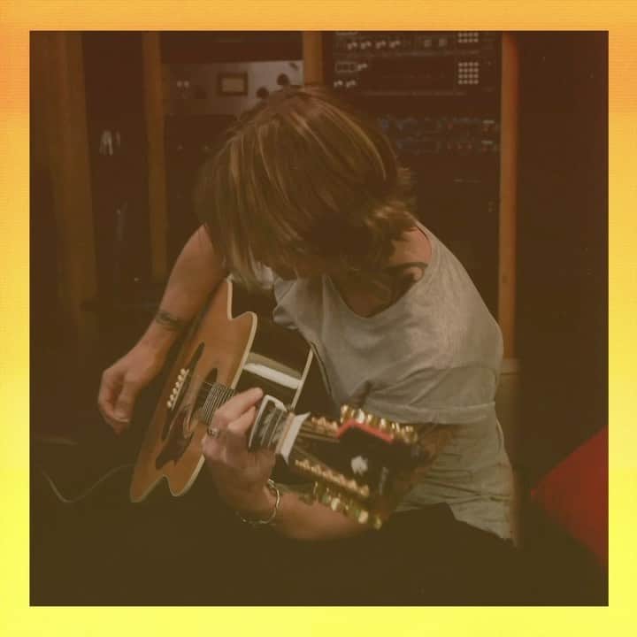 キース・アーバンのインスタグラム：「CHANGE YOUR MIND. Out everywhere tonight.」