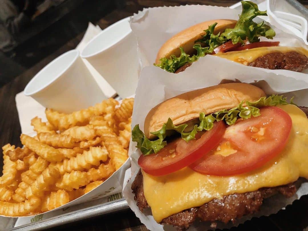 のインスタグラム：「久々ハンバーガーを食べたら美味しくてびっくりした。いつもポテトだけとかだったから。 食べたのはマックのだけどこれはいつかのShakeShack🍔🍟  #hamburger #potato #mcdonalds  #shakeshack #instagram #instagood #instafood #foodpic」
