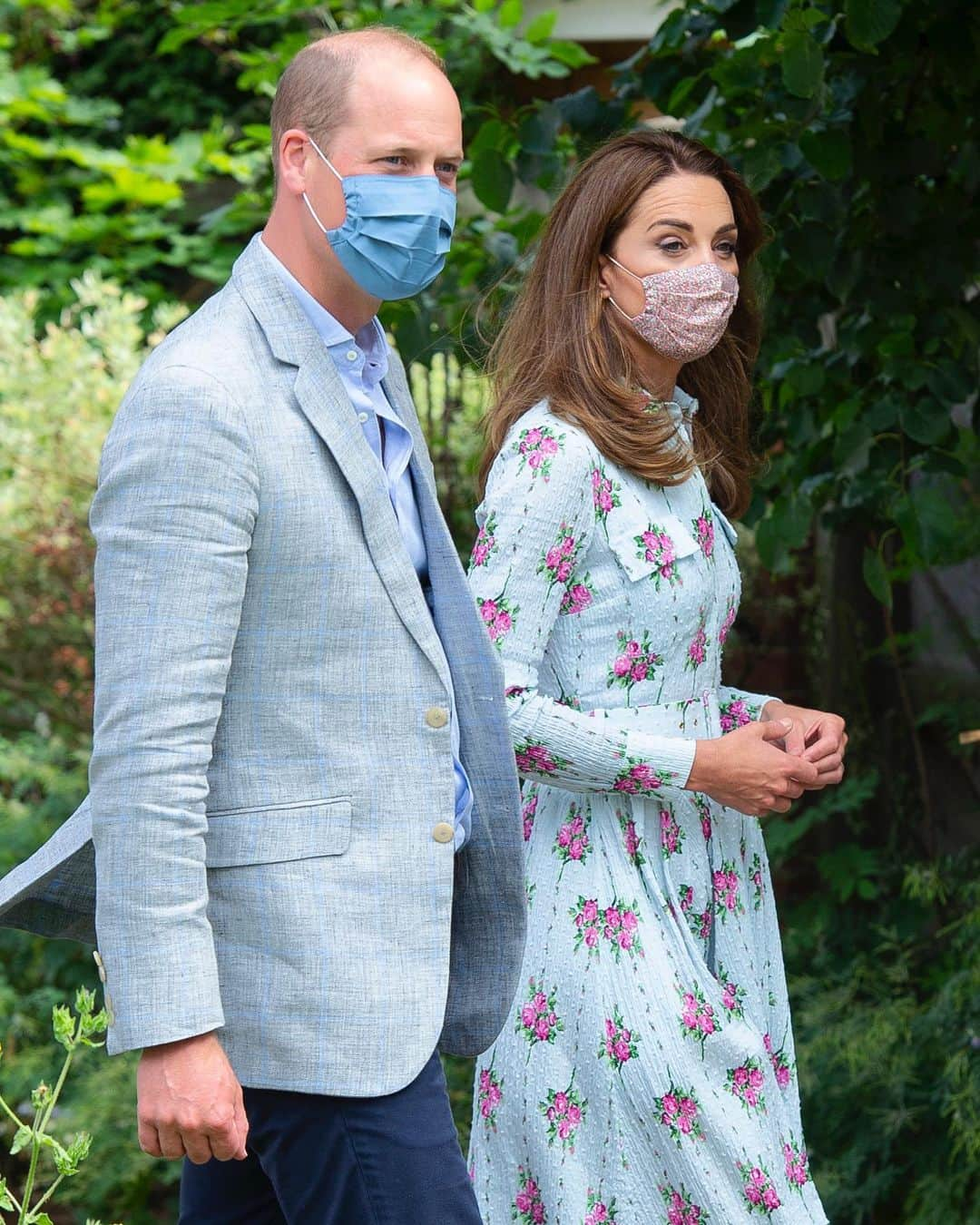 Just Jaredさんのインスタグラム写真 - (Just JaredInstagram)「Duchess Kate Middleton and Prince William put on their face masks during their visit to Barry Island in Wales. They visited an arcade and other local businesses as they open back up amid the COVID-19 pandemic.  #KateMiddleton #PrinceWilliam Photos: Getty」8月6日 22時03分 - justjared