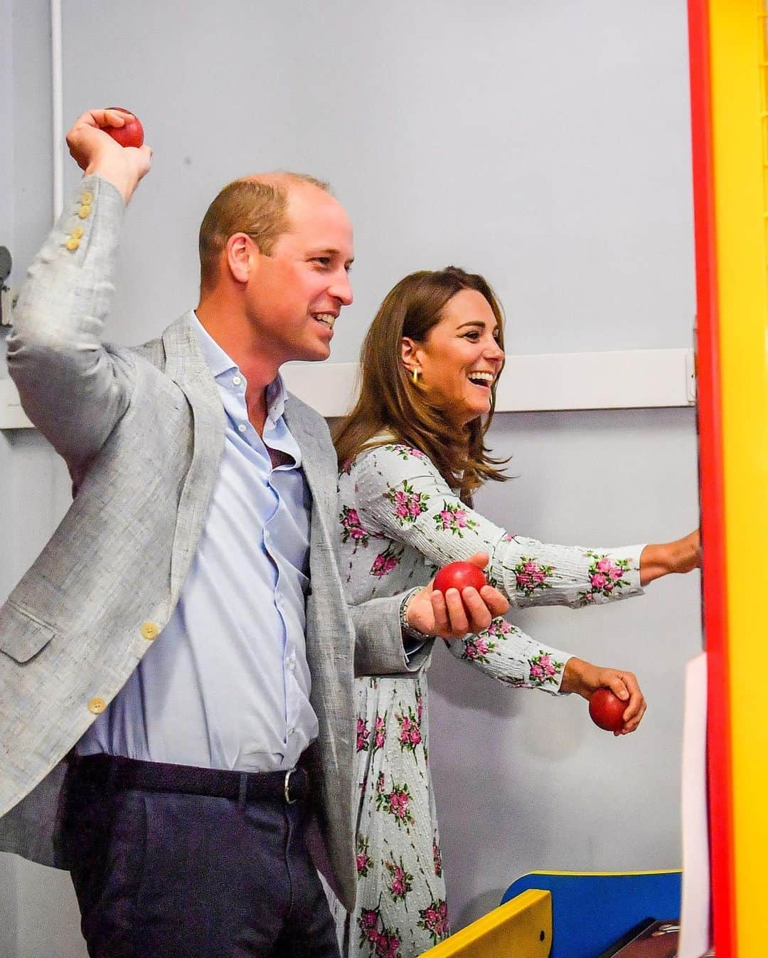 Just Jaredさんのインスタグラム写真 - (Just JaredInstagram)「Duchess Kate Middleton and Prince William put on their face masks during their visit to Barry Island in Wales. They visited an arcade and other local businesses as they open back up amid the COVID-19 pandemic.  #KateMiddleton #PrinceWilliam Photos: Getty」8月6日 22時03分 - justjared