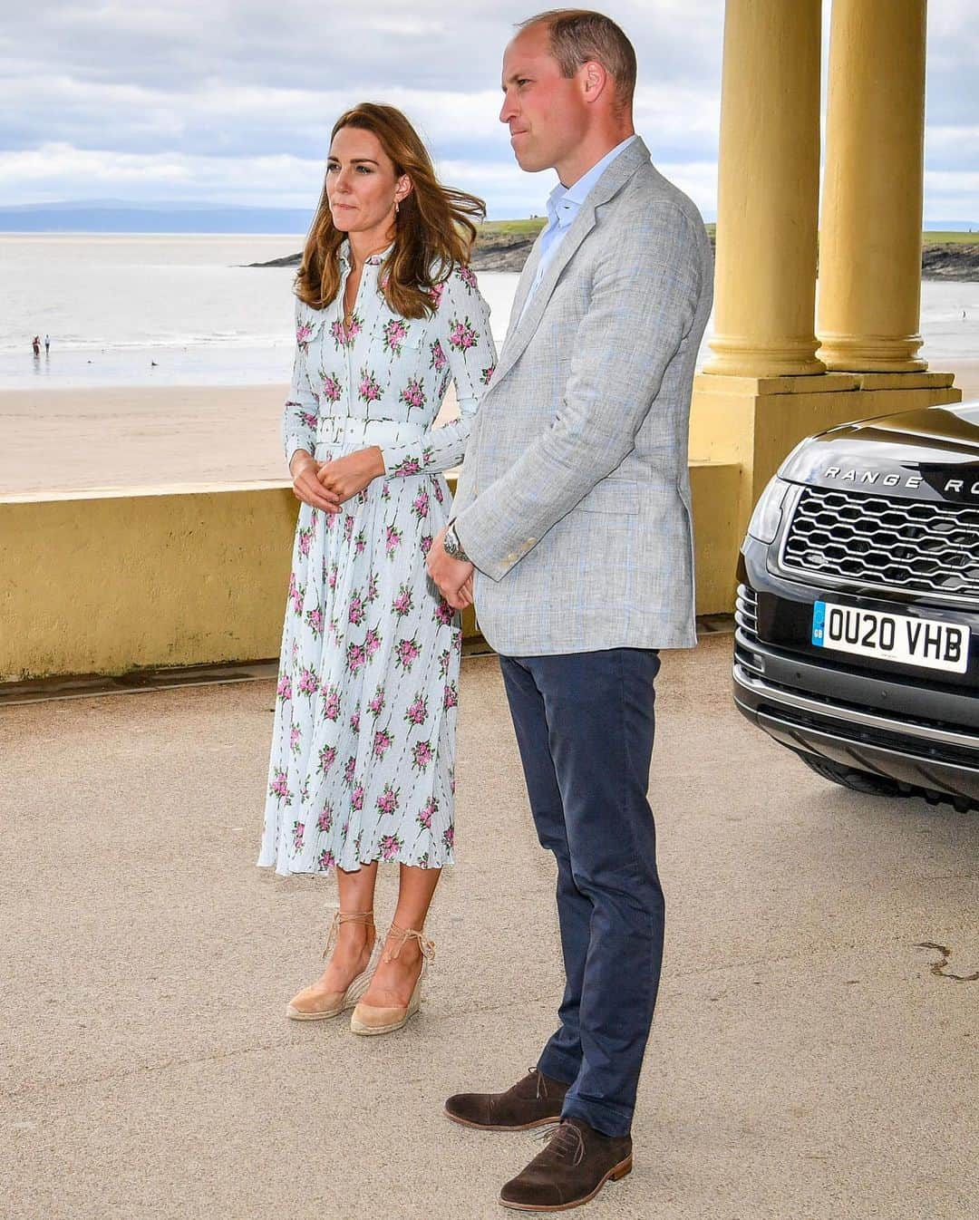 Just Jaredさんのインスタグラム写真 - (Just JaredInstagram)「Duchess Kate Middleton and Prince William put on their face masks during their visit to Barry Island in Wales. They visited an arcade and other local businesses as they open back up amid the COVID-19 pandemic.  #KateMiddleton #PrinceWilliam Photos: Getty」8月6日 22時03分 - justjared