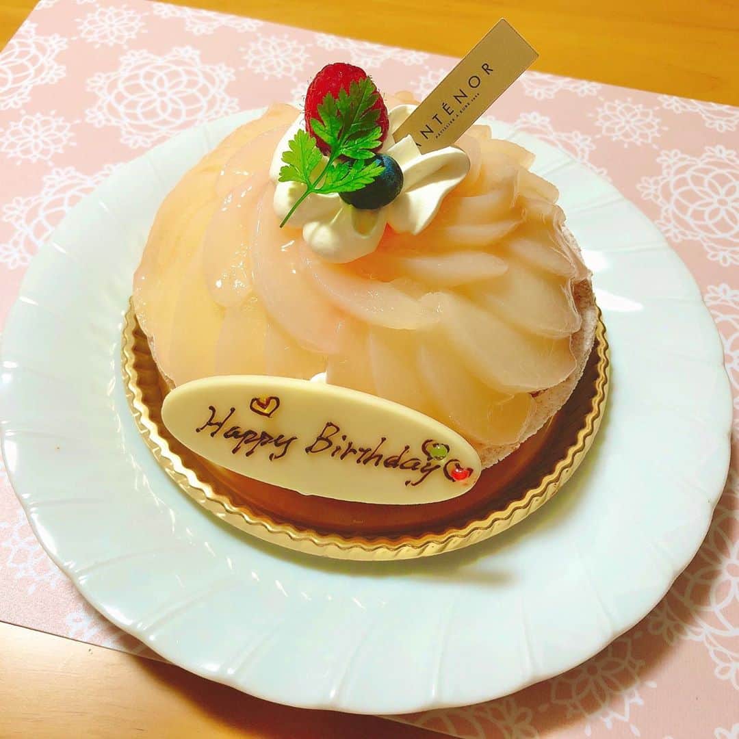 永野芹佳さんのインスタグラム写真 - (永野芹佳Instagram)「Happy birthday私のママ🎂🥂  今年は直接お祝い出来て嬉しい🌷 最近ママが桃ブームなので 桃のタルトケーキ🍑 美味しくてびっくりしたから 皆さんにもぜひ食べて欲しい😚笑」8月6日 22時08分 - iroziro_serika