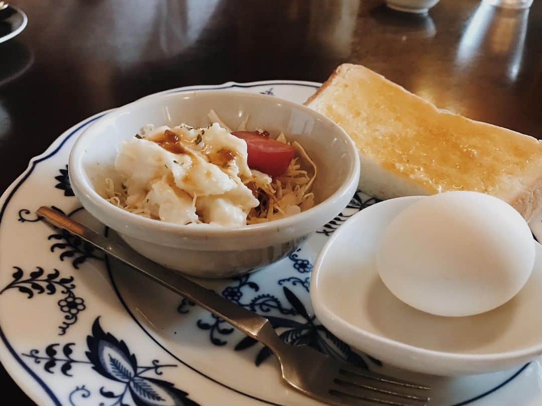 斉藤翠さんのインスタグラム写真 - (斉藤翠Instagram)「#愛媛ごはん 愛媛で1番初めに食べた食事。 珈琲舎時計台のモーニング 松山の駅から歩いてすぐの側ところにある時計台が目印の喫茶店 ｜ 落ち着いた雰囲気の店内では店主の方がセレクトしたと思われる小物も販売中。 愛媛の日差しが想像以上に熱かったので、ここで麦わら帽子を購入！ モーニングのトーストも3種類から選べるのでそれぞれ好きな味を。 店主の女性は笑顔がとっても温かくて素敵な方なので、松山に行った際は是非☕️💓」8月6日 22時09分 - midori_sss