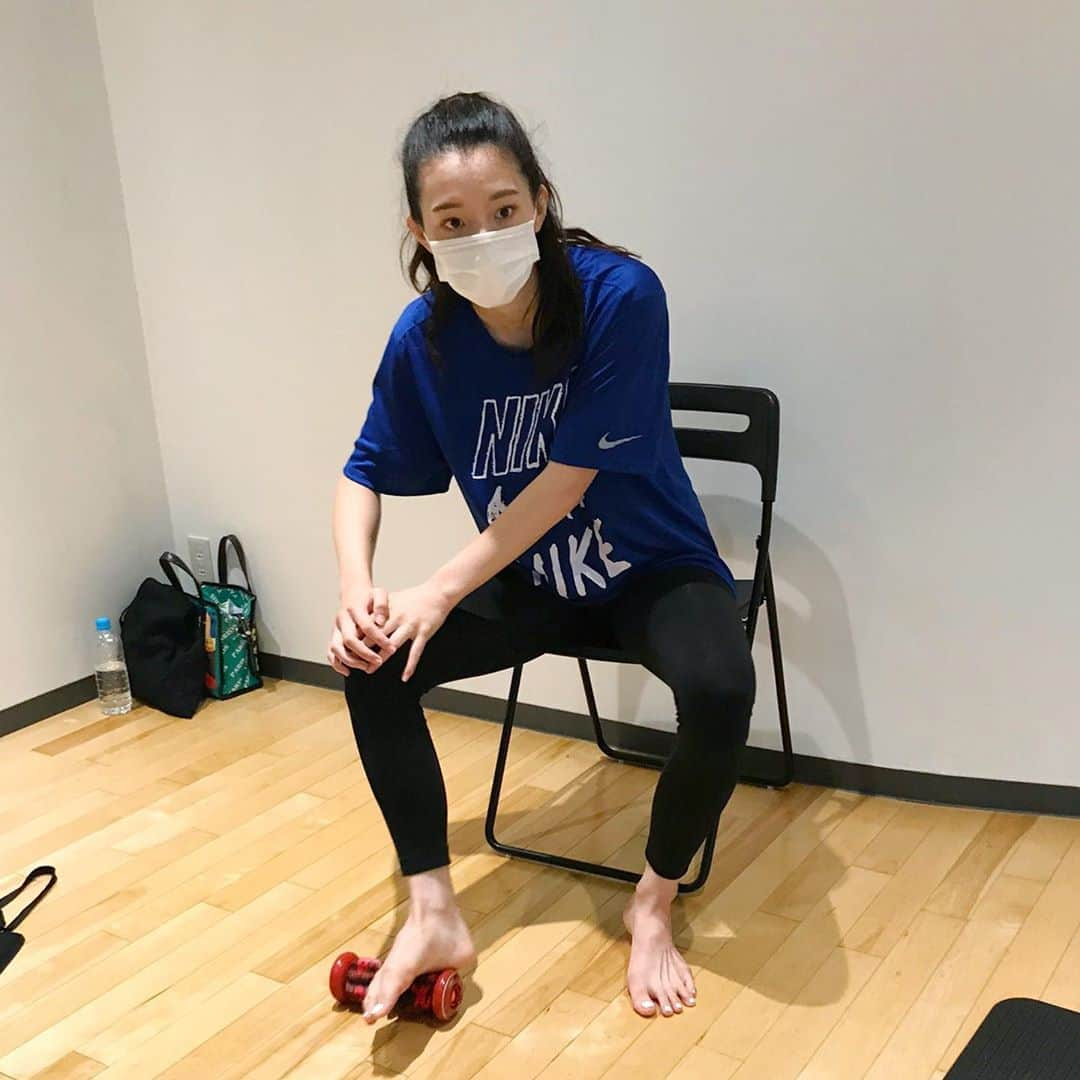 宮原華音さんのインスタグラム写真 - (宮原華音Instagram)「🎽🧘‍♀️🎽🧘‍♀️🎽🧘‍♀️🎽🧘‍♀️🎽🧘‍♀️﻿ ﻿ 姉さん(青野楓)さんに﻿ お誘いいただき﻿ @imphy_jute さんのレクチャー受けてきました！﻿ ﻿ ﻿ ストレッチ用品は﻿ 割と持ってる方だと思ってたけど﻿ より効果的な使い方とか﻿ じっくり教えていただき﻿ 自分の気付いていなかった﻿ コリや硬くなってるところに気づけた😊✨﻿ ﻿ ﻿ めちゃくちゃためになる﻿ 時間を過ごせました🙂❤️﻿ ﻿ ﻿ 痛そうな顔シリーズ笑  #ストレッチ　#インフィ　#imphy #筋膜リリース #筋膜ストレッチ」8月6日 22時18分 - miyahara_kanon