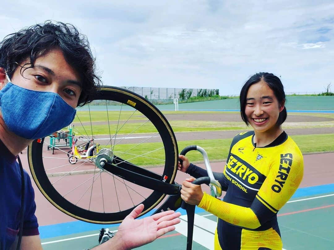 飯田嘉太さんのインスタグラム写真 - (飯田嘉太Instagram)「💨 今日のイイダスポーツは陸上と自転車競技の 二刀流女子高生･又多風緑選手🏃🏻×🚴 ･ ･ 小学生から陸上を始め先日、高校での部活動をやり遂げました👏 ･ ･ 同時に高校から始めた自転車競技はここから更にスキルアップ⤴ ･ ･ 夢はプロのガールズケイリン🚴✨ 今まで陸上部だった為、朝④時半に起きて 学校に行く前の早朝練習を繰り返していました☺ ･ ･ 夢への第①歩、競輪学校への試験に向けて 全力で楽しんで下さい💪 ･ ･ ②つの競技の練習＆大会を取材する為 ⑤回も取材にお付き合い頂きありがとうございました😁 これからも応援します📣  #石川テレビ #石川さん #livenewsit #イイダスポーツ #星稜 #又多風緑 選手 #陸上 #自転車 #二刀流 #女子高生 #夢 #ガールズケイリン #競輪 #ケイリン #keirin #アナウンサー #飯田嘉太」8月6日 22時19分 - kabuto_iida