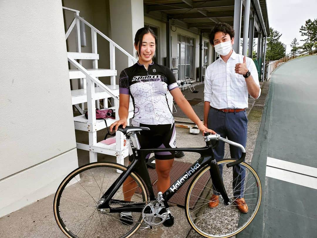 飯田嘉太さんのインスタグラム写真 - (飯田嘉太Instagram)「💨 今日のイイダスポーツは陸上と自転車競技の 二刀流女子高生･又多風緑選手🏃🏻×🚴 ･ ･ 小学生から陸上を始め先日、高校での部活動をやり遂げました👏 ･ ･ 同時に高校から始めた自転車競技はここから更にスキルアップ⤴ ･ ･ 夢はプロのガールズケイリン🚴✨ 今まで陸上部だった為、朝④時半に起きて 学校に行く前の早朝練習を繰り返していました☺ ･ ･ 夢への第①歩、競輪学校への試験に向けて 全力で楽しんで下さい💪 ･ ･ ②つの競技の練習＆大会を取材する為 ⑤回も取材にお付き合い頂きありがとうございました😁 これからも応援します📣  #石川テレビ #石川さん #livenewsit #イイダスポーツ #星稜 #又多風緑 選手 #陸上 #自転車 #二刀流 #女子高生 #夢 #ガールズケイリン #競輪 #ケイリン #keirin #アナウンサー #飯田嘉太」8月6日 22時19分 - kabuto_iida