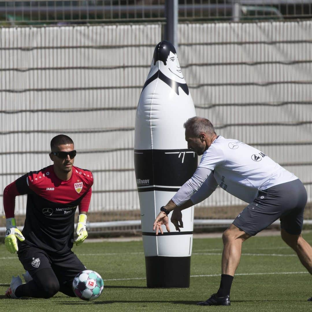 VfBシュトゥットガルトさんのインスタグラム写真 - (VfBシュトゥットガルトInstagram)「Sonnige Grüße vom Trainingsplatz! 😎😎😎  #VfB #vfbstuttgart1893 #vfbstuttgart #torwarttraining #spezialbrille #goalkeeper #torhüter #auscannstatt #furchtlosundtreu #vorbereitung #preseason #VfBInsta」8月6日 22時14分 - vfb