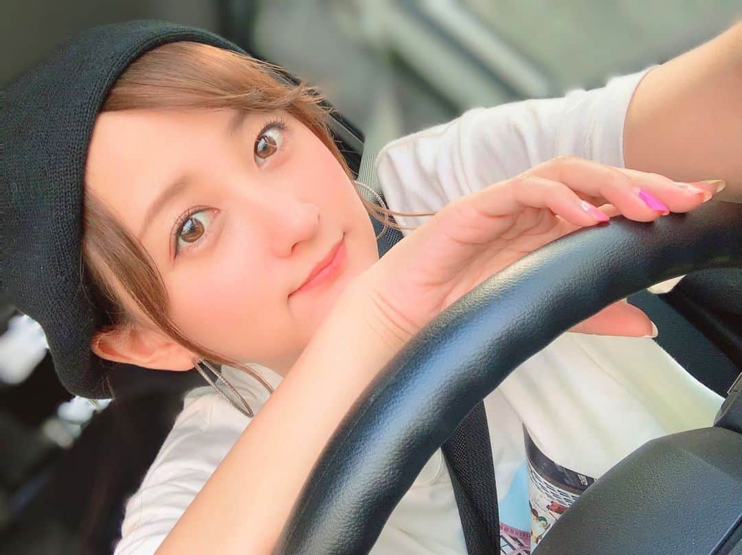 小松彩夏さんのインスタグラム写真 - (小松彩夏Instagram)「﻿ 基本的に自転車大好き人間なんですが🤣﻿ ﻿ たまに都内を運転したりもします🚘﻿ ﻿ この時期のドライブは﻿ 気持ちがいいですね😎💕﻿ ﻿ #車 #car #ドライブ #drive #最高 #安全運転 ﻿ ﻿ ﻿」8月6日 22時15分 - official_ayaka_502