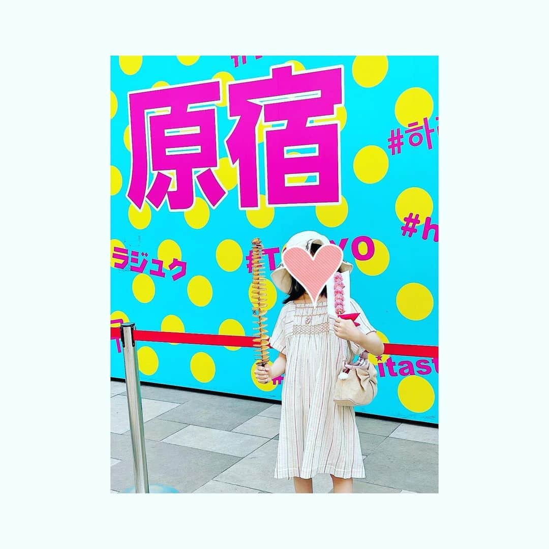 神田うのさんのインスタグラム写真 - (神田うのInstagram)「YouTube『うのちゃんネル』で撮影した動画が飛んでしまい😞もう後半編の動画をアップロードする事が出来なくなってしまった為せめてこちらのお写真をアップ致しますね。 こちらのロングポテトを持った写真を見た娘はもちろん行きたくて仕方がありませんでした😅 『私もロングポテトといちご飴🍓食べたい❣️』と言われご褒美として約束したこちらへ友人💕から贈って頂いたお洋服を着て連れて行って来ましたよ☺️ 娘💕の原宿デビューとなりました🤣（笑） まさか娘💕を連れて原宿へ行くようになるだなんて自分でも驚きです（笑） #原宿#原宿竹下通り#竹下通り#harajuku#harajukutakeshitastreet#takeshitastreet#娘と原宿#原宿デビュー#8歳#8歳の娘と#苺飴#いちご飴#いちごあめ#ロングポテト#ロングロンガーロンゲスト#ロングロンガーロンゲストポテト#神田うの#unokanda」8月6日 22時28分 - unokandaofficial