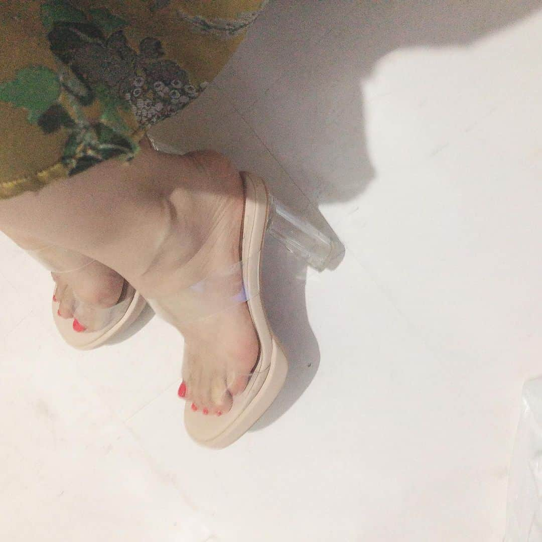 長江愛美さんのインスタグラム写真 - (長江愛美Instagram)「気付いたらクリアまみれ🤍  診断によると、このピアスはアクティブキュートの人に似合うやつなはず🤍 #クリア#クリアサンダル #クリアピアス #クリアリング #クリアアクセサリー #クリア大好き #アクティブキュート #顔タイプ診断」8月6日 22時21分 - manamin.512