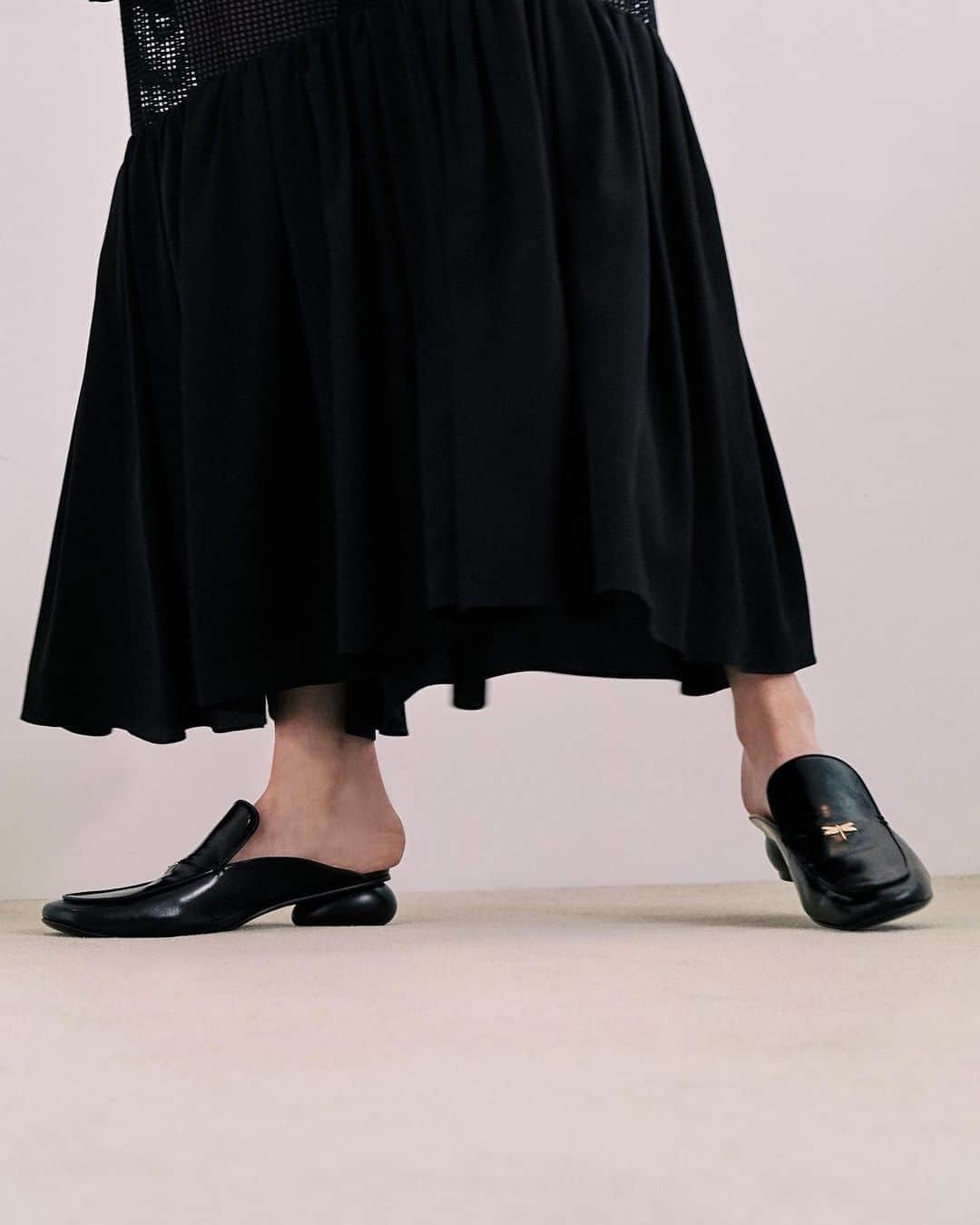 AKIRA NAKAさんのインスタグラム写真 - (AKIRA NAKAInstagram)「Now AKIRANAKA shoes available online shop  細部まで繊細に象られたトンボオーナメントとユニークなヒールが印象的なミュールは毎日の装いに凛とした佇まいを演出してくれます。 本日よりオンラインストアにてシューズライン新作"kauri"と"rim"が販売を開始しております。詳細は画像をタップしてご覧ください。  #akiranaka #shoes #20pf #トンボ」8月6日 22時23分 - akiranaka.official