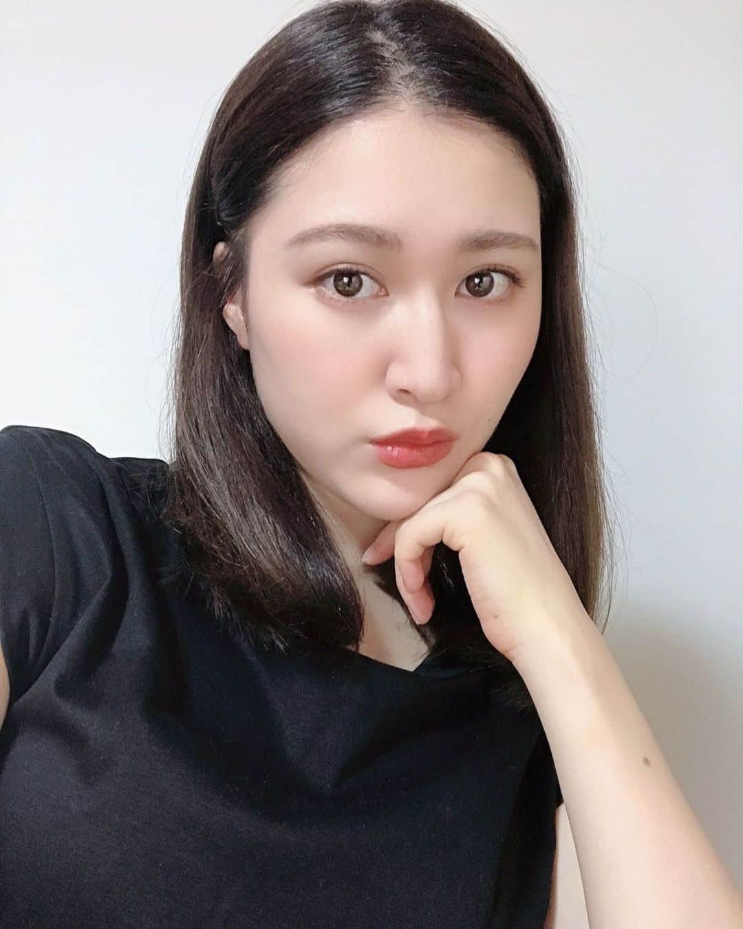 のインスタグラム：「🖤🖤🖤 ㅤ そういえば最近ヘアアレンジ全くしてないな〜 この長さってムズカシイネ！ #ミディアムヘア #ボサボサだけど #耳にかければなんとかなる  #と思っている」