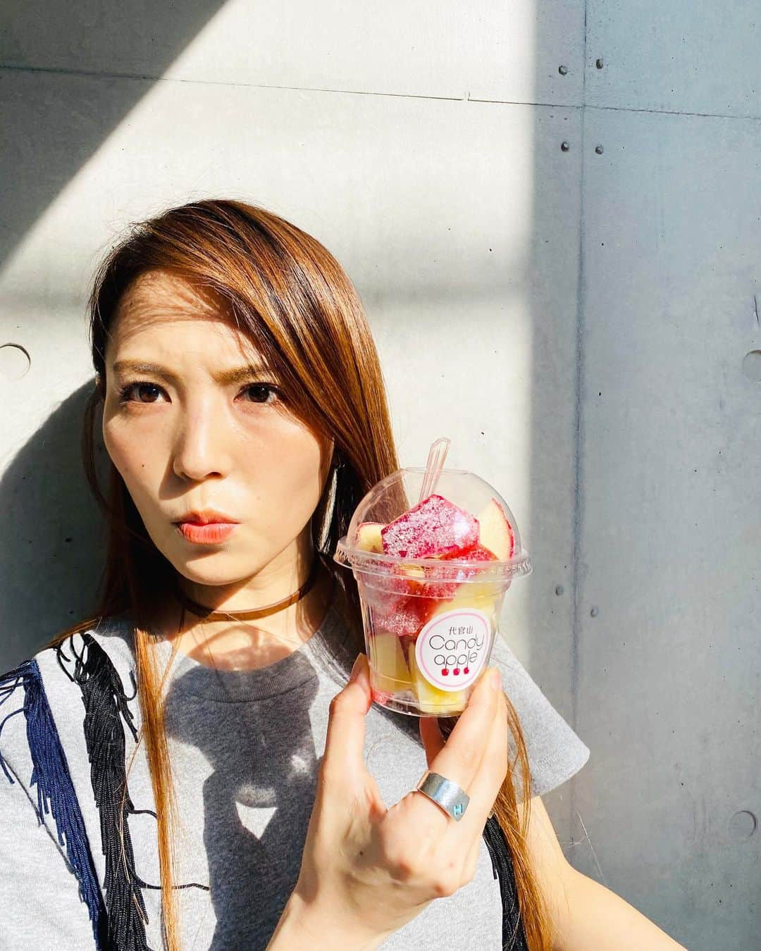 田野アサミさんのインスタグラム写真 - (田野アサミInstagram)「🍎. Candy apple 。 その名のとおり〝りんご飴〟。 私の想像するりんご飴🍎じゃなかった。美味しすぎる。 30分以内に食べるのがオススメみたい🤤 棒付きのりんご飴の形のもあるけど、私は食べ歩き用のを💕 ヨーグルトチョコ味、、、最高に美味しかった。 #田野アサミ#asamitano #candyapple  他の味も興味あり！ 3枚目はおまけ💕😗笑」8月6日 22時25分 - tano_asami