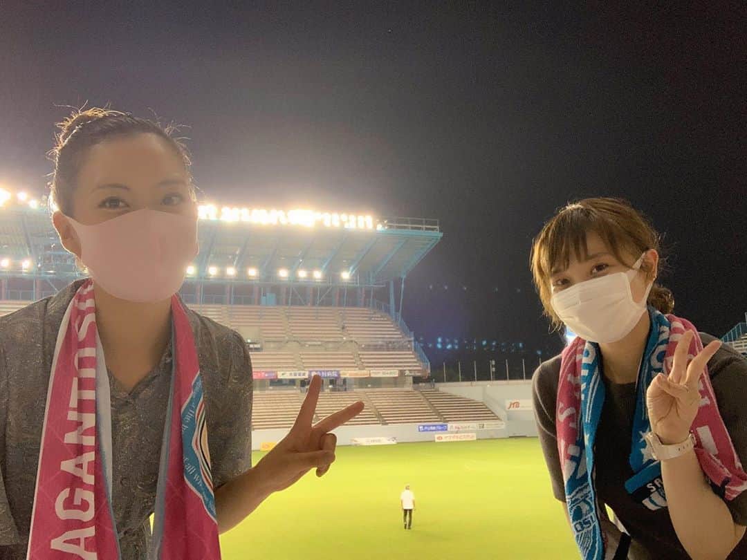 上杉あずさのインスタグラム：「. #サガン鳥栖 VS #横浜fc . #冷感タオル と #トートバッグ お買い上げです💝 負けちゃったけど、やっぱりスタジアムは楽しい！！早く生応援が聞ける日が帰ってきますようにꉂꉂ📣🎺 #キングカズ こと #三浦知良 選手、本当にオーラが溢れていて感激しました😍 同い歳で同じスポーツ畑のかおりんと一緒に何事も勉強がんばるぜい💪🏼⚽️⚾️🏀 遠近法で #ソーシャルディスタンス 📷💖湿気とマスクからの蒸気で眉毛が消えがち🤭 #soccer #tosu #stadium #yokohama #matchup #cup #championship #sports #watch #fukuoka #saga #ybc #j1 #jleague #サッカー #ルヴァンカップ #駅スタ #鳥栖 #横浜」