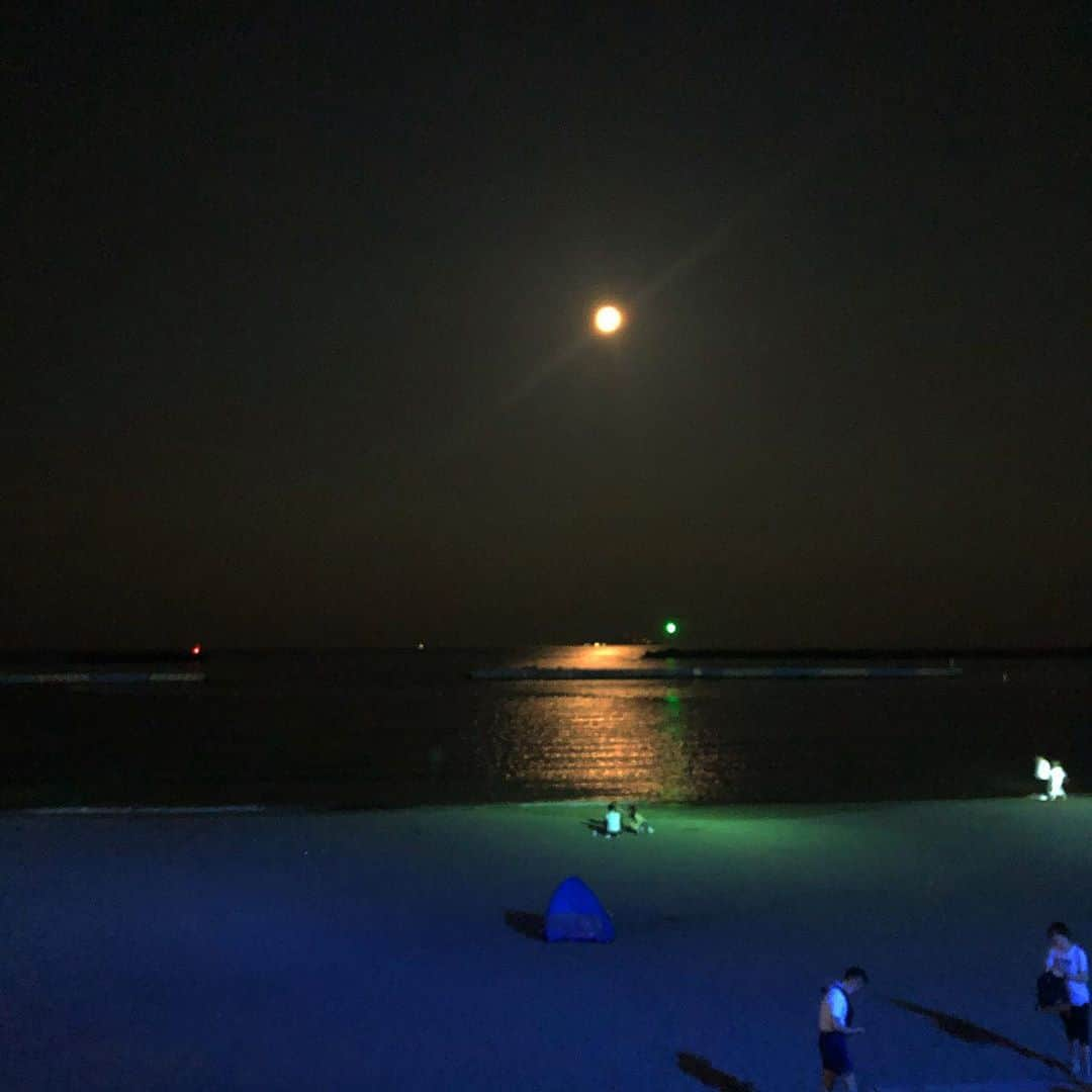 三嶋ひなさんのインスタグラム写真 - (三嶋ひなInstagram)「夜のビーチ⛱」8月6日 22時36分 - hina__mishima