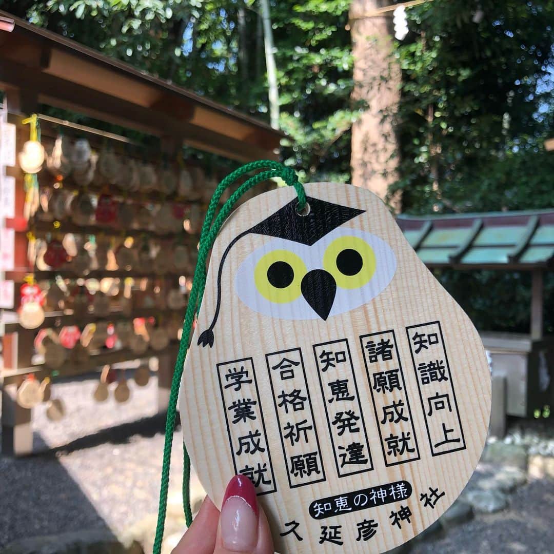 小林万希子さんのインスタグラム写真 - (小林万希子Instagram)「大神神社⛩へ ・ 奈良県桜井市にある「大神神社」は日本最古の神社で、本殿に当たる部分が三輪山という山そのものなんです✨ ・ ・ 本殿で娘のお礼をお伝えしてから、新たに息子のお願いを✨ ・ 拝殿前に佇む「巳の神杉」にもしっかりと卵とお酒をお供えして、一緒に写真も撮りました！ ・ 狭井神社の御神水「くすり水」もその場でいただいて、お水も購入してきましたよ👍 ・ 息子君は知恵の神様と言われる久延彦神社にお参りしてから絵馬でしっかり念押しを🙏 これ以上の運気アップはないでしょう！！笑😊💓 ・ ・ エリアすべてがパワースポットと言われるだけあって本当に歩いているだけでも気持ちがよくて清々しい空間です✨ ・ 心も身体も清められ… ・ 参拝後は三輪そうめんの煮麺と柿の葉寿司をいただき、ほっこりしながら帰路につきました(//∇//) ・ ・ 今夏は遠出はなかなかできませんが、ずっとお礼参りに行きたかった大神神社にやっと参拝できて、よき「巳の日」になりました♡ ・ いろんなものが清められて 身も心も軽くなりましたよ〜😊 明日からまた頑張ります💪💕 ・ ・ #大神神社  #三輪山 #三ツ鳥居 #巳の神杉  #狭井神社  #くすり道  #薬の神様  #薬井戸  #御神水  #久延彦神社  #知恵の神様  #三輪そうめん  #にゅうめん  #柿の葉寿司」8月6日 22時37分 - macky1218