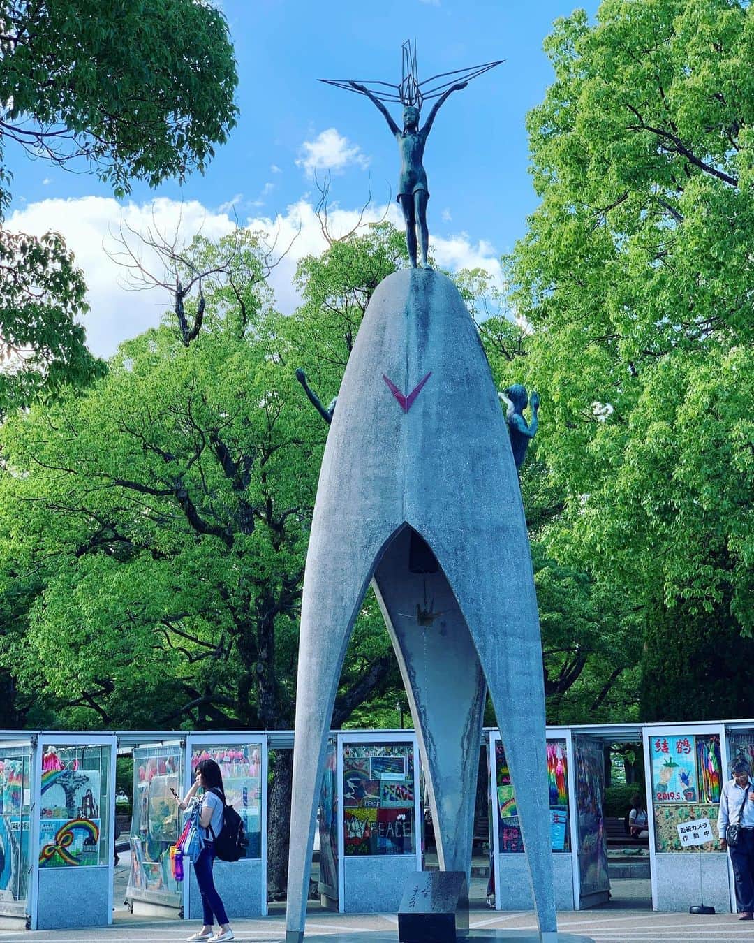 山根恵里奈さんのインスタグラム写真 - (山根恵里奈Instagram)「去年の夏。 10何年ぶりに長い期間 広島に居ることが出来たので、 もう一度しっかり振り返ってみようと思い 平和公園と資料館に行きました。  広島に生まれて。 8月6日は、広島を離れたとしても やっぱり毎年特別な日です。  小学生の頃。 まだ幼く、物事を知らない私たちのために 本当は思い出したくもない、この上ない辛い経験を 涙ながらにも必死に私たちに伝えてくれた 被爆者の方々の存在がありました。  今日で75年。 この出来事を後世に残していかなければと 必死に話してくださった方々の思いを。 これからもどんどん過ぎていく年月の中で 実際に聞いた私たちが、残し、受け継ぐ役割を 担っていかなければならないんじゃないかと。  私もこれまで沢山の様々な経験をさせてもらい 学び、生まれてきた感情の中で 広島 という街にも、そんな想いを 一層強く感じるようになりました。  話す。伝える。残す。 これからのテーマの一つにするために 私も続けて学んでいきたいと思います。  #8月6日」8月6日 22時30分 - erina.yamane