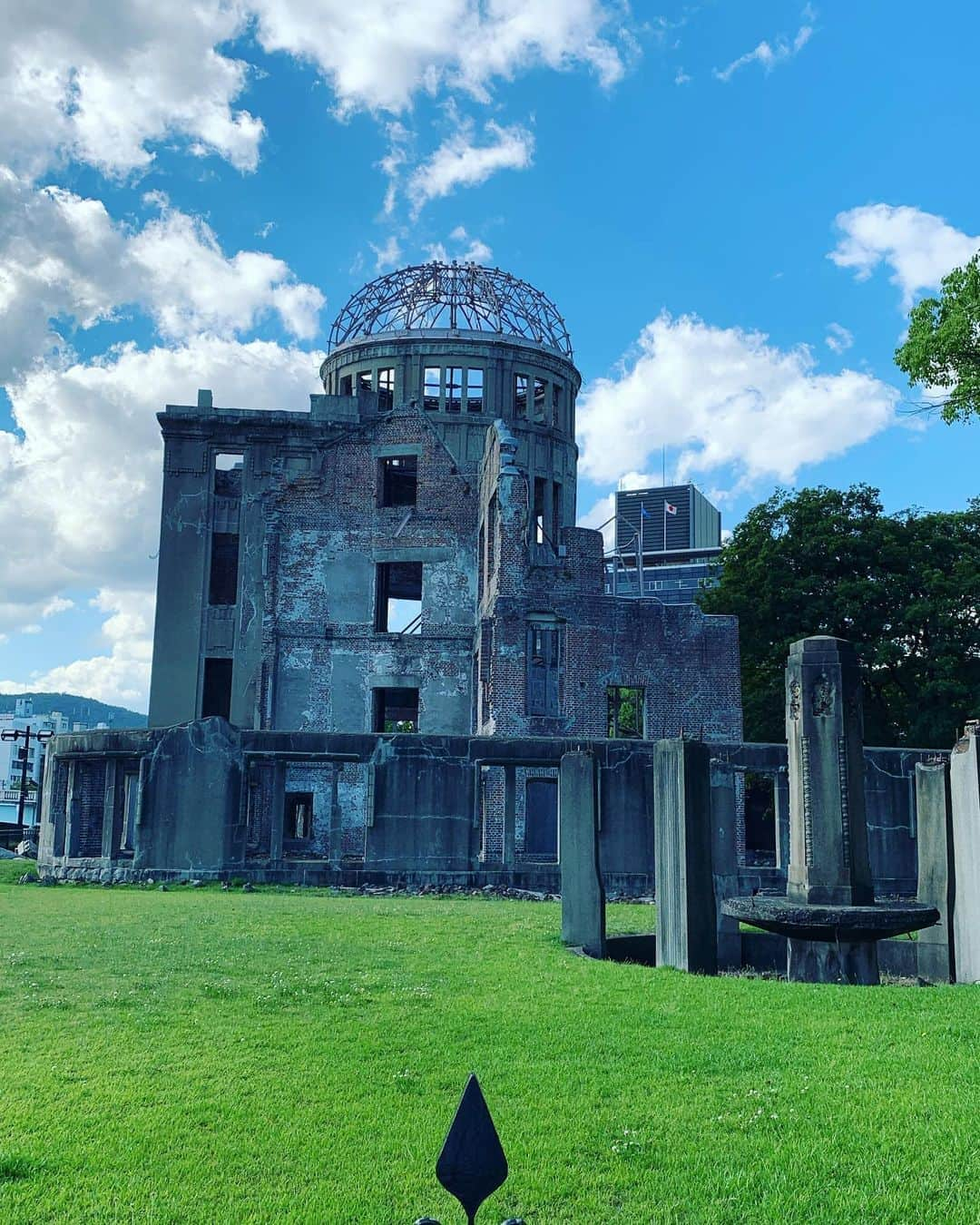 山根恵里奈さんのインスタグラム写真 - (山根恵里奈Instagram)「去年の夏。 10何年ぶりに長い期間 広島に居ることが出来たので、 もう一度しっかり振り返ってみようと思い 平和公園と資料館に行きました。  広島に生まれて。 8月6日は、広島を離れたとしても やっぱり毎年特別な日です。  小学生の頃。 まだ幼く、物事を知らない私たちのために 本当は思い出したくもない、この上ない辛い経験を 涙ながらにも必死に私たちに伝えてくれた 被爆者の方々の存在がありました。  今日で75年。 この出来事を後世に残していかなければと 必死に話してくださった方々の思いを。 これからもどんどん過ぎていく年月の中で 実際に聞いた私たちが、残し、受け継ぐ役割を 担っていかなければならないんじゃないかと。  私もこれまで沢山の様々な経験をさせてもらい 学び、生まれてきた感情の中で 広島 という街にも、そんな想いを 一層強く感じるようになりました。  話す。伝える。残す。 これからのテーマの一つにするために 私も続けて学んでいきたいと思います。  #8月6日」8月6日 22時30分 - erina.yamane