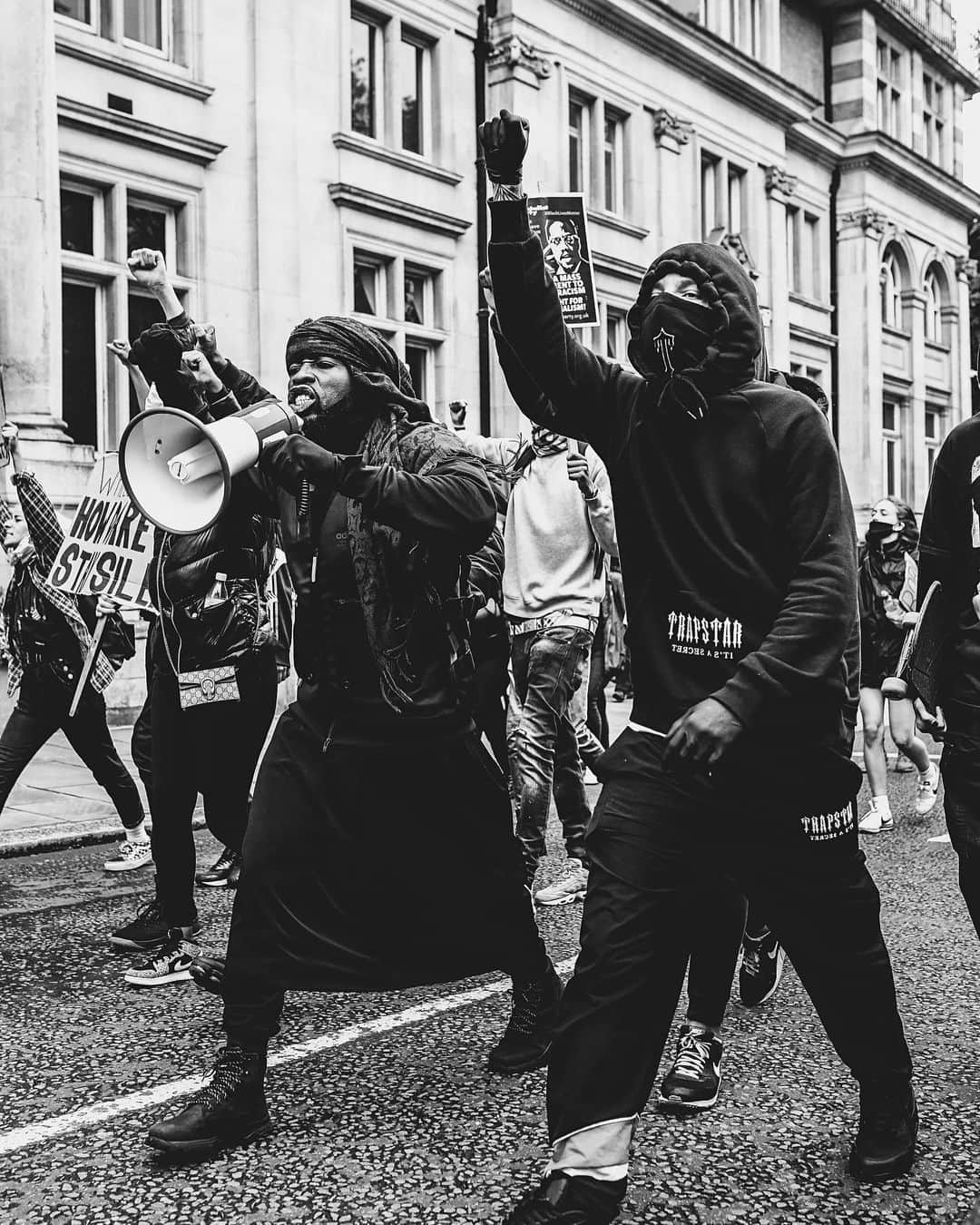 LOVE MAGAZINEのインスタグラム：「“The whole movement recently, Black Lives Matter, this means so much more than everything I’ve done because I don’t just see it as something that’s a part of history, it’s personal to me,” explains photographer @official_kaicapture. “I’ve never seen everyone this united before and it's been emotional in that sense. It’s surreal in a way. And as beautiful as it is to see everyone together, the purpose of being together is sad. It’s so damn sad.”  Photographer @official_kaicapture Writer @meemeewhite」