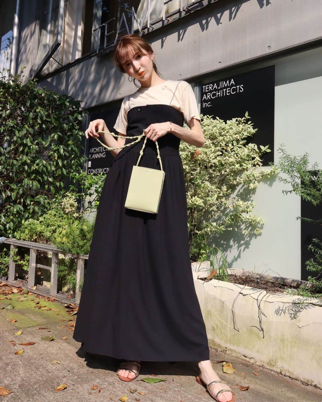 平木愛美のインスタグラム：「🟢 tops / @hedy_japan  onepiece / @_irene__official_  sandals / @zara  bag / @jilsander」
