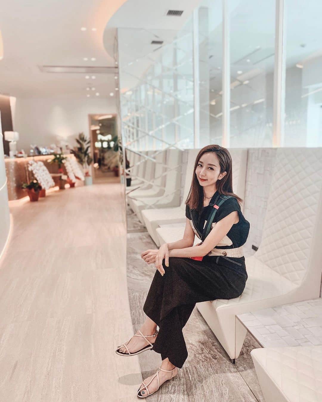 のインスタグラム：「8月にオープンしたばかりの﻿ @met_beauty_clinic で #ピコトーニング してきました🧖‍♀️✨﻿ ﻿ 開放感のあるラグジュアリーな空間でとってもおしゃれ😍﻿ 完全個室で落ち着ける雰囲気も良いし、スタッフの方や先生もとっても親切で丁寧✨﻿ アメニティもばっちりだよ💯﻿ ﻿ ちなみに今は紫外線が強いからスポットでのシミ取りは一旦避けて、少しずつなくしていくピコトーニングがおすすめ✔️﻿ ﻿ ピコトーニングは、シミだけでなく、くすみや色素沈着、肝斑、ADMの改善にもマルチに効果的なので、迷ったらこれです👍✨﻿ ﻿ 予約を取る時に、わたしのインスタを見たと伝えると、美白注射も一緒にやっていただけるそうなので是非行ってみてください✌️💓﻿ ﻿ ﻿ クリニック行くと美意識高まるからね！﻿ 今夜からww自分でもしっかりスキンケアするよ*\(^o^)/*﻿ ﻿ ﻿ ﻿ ﻿ ﻿ ﻿ #メット #metbeautyclinic #ピコトーニング  #シミ #肝斑 #くすみ #色素沈着 #ADM #表参道 #美容クリニック #美容皮膚科 #美容 #美容好き #美白ケア #シミケア #美肌 #美白注射 #beautyclinic #omotesando #skincare #skincareclinic #maripo_beauty」