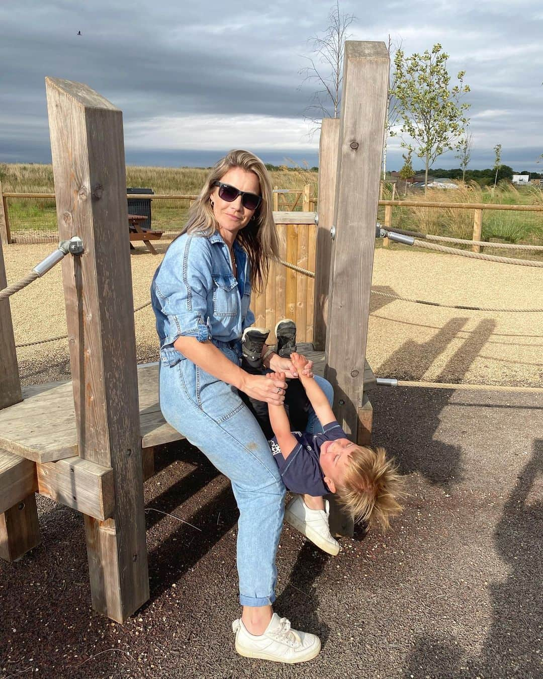 ヘレン・スケルトンさんのインスタグラム写真 - (ヘレン・スケルトンInstagram)「Always the last ones in the park, zoo, swimming pool..... #wildlifepark #yorkshire #family #uksummer #mumlife #kids (jumpsuit @newlook trainers @thisiswhistles child ... my own)」8月6日 22時38分 - helenskelton