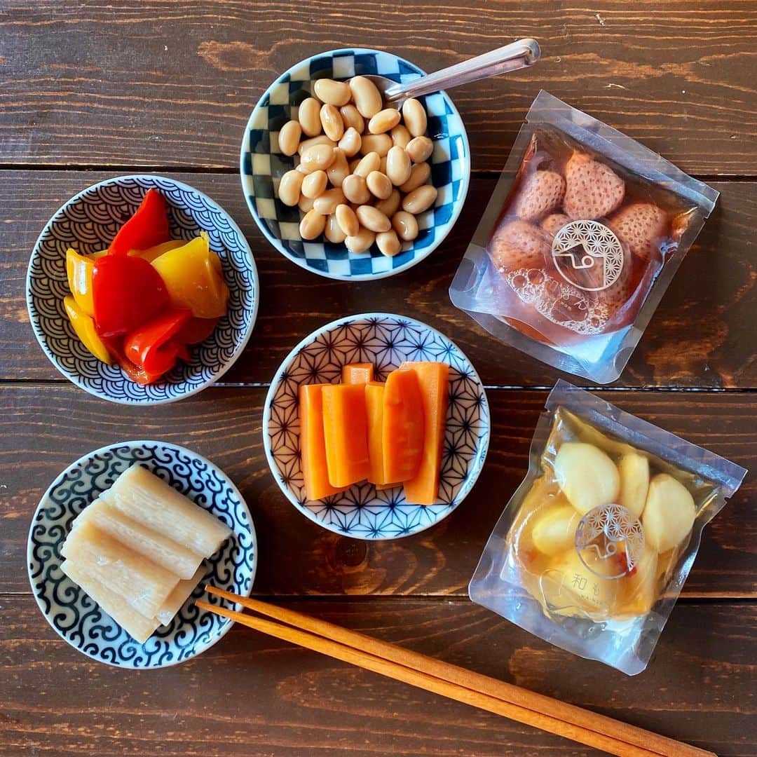 小鳥遊しほのインスタグラム：「おつまみに最適のすてきピクルスが届いたー！❤️王道野菜だけじゃなく、なんとイチゴやにんにくのピクルスまであるの😳🍓🧄お酢が好きすぎるのでピクルスは大好き。  和もんさん▶︎ @wamon_jp という和のピクルスを作っているお店！オススメー！  ちなみに1パック平均50kcalと低カロリーなのもうれぴぃ👨‍🍳  ピクルス液は100%オーガニックのお酢と出汁を使用していて、残った液はドレッシングにしたり冷やし中華とかのタレにしたりとアレンジ再利用するのも楽しいよー🥰👌  #和もん #wamon  #ピクルス #お取り寄せ #おつまみ #お酒好き #晩酌 #昼飲み #グルメ #グルメ部」